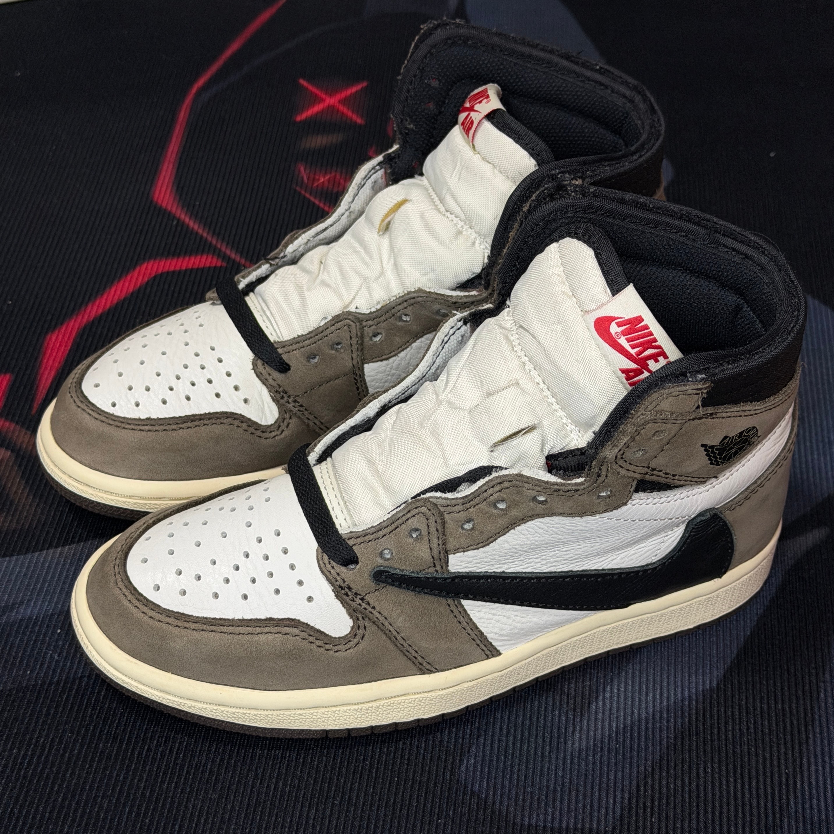 トラヴィススコット × ナイキ エアジョーダン1 レトロ ハイ OG TS SP "セイル/ダークモカ"