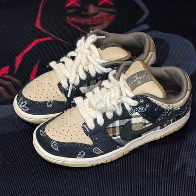 Travis Scott × Nike SB Dunk Low "Black/Parachute Beige"