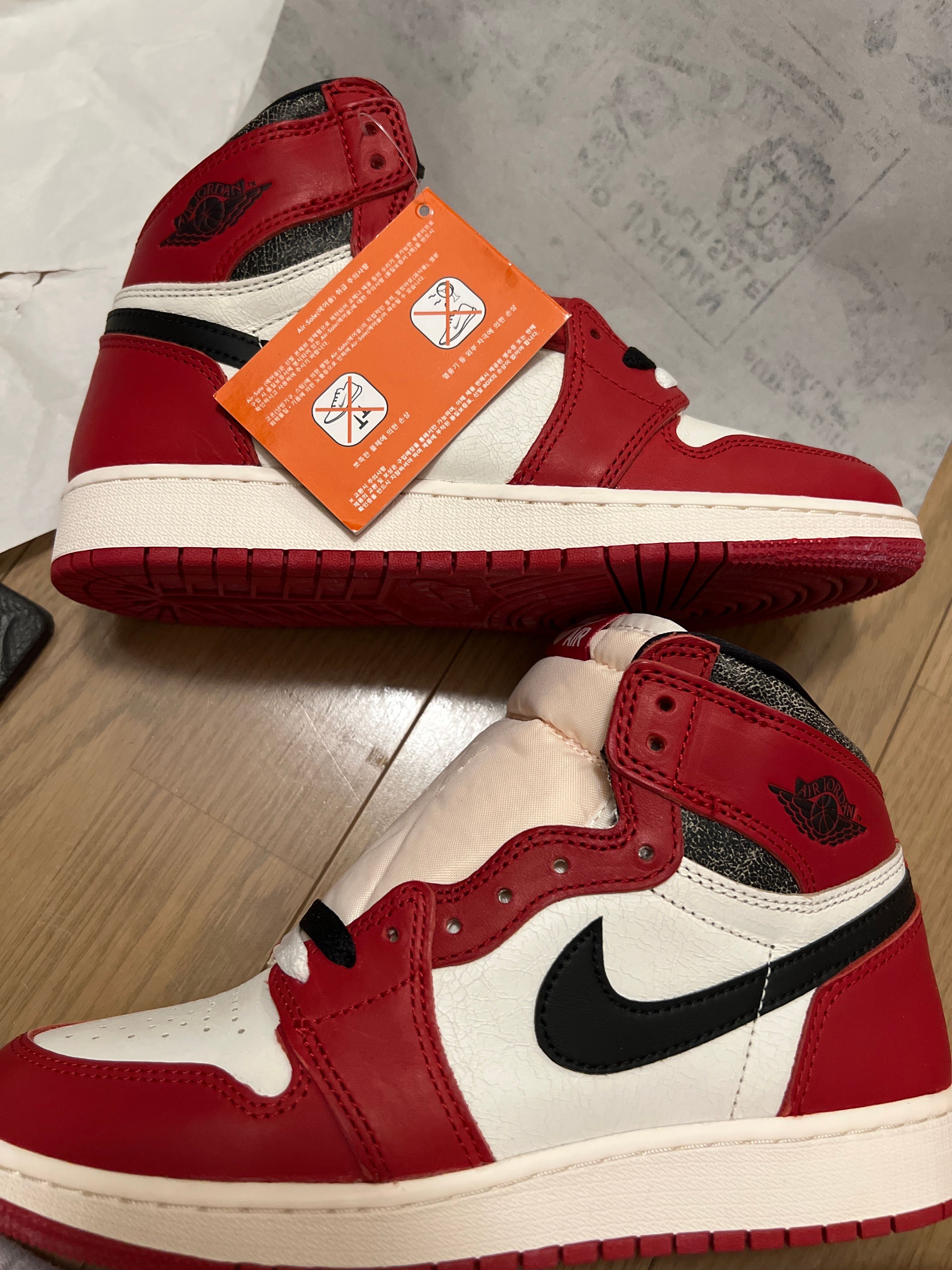 Nike GS Air Jordan 1 High OG "Lost & Found/Chicago"