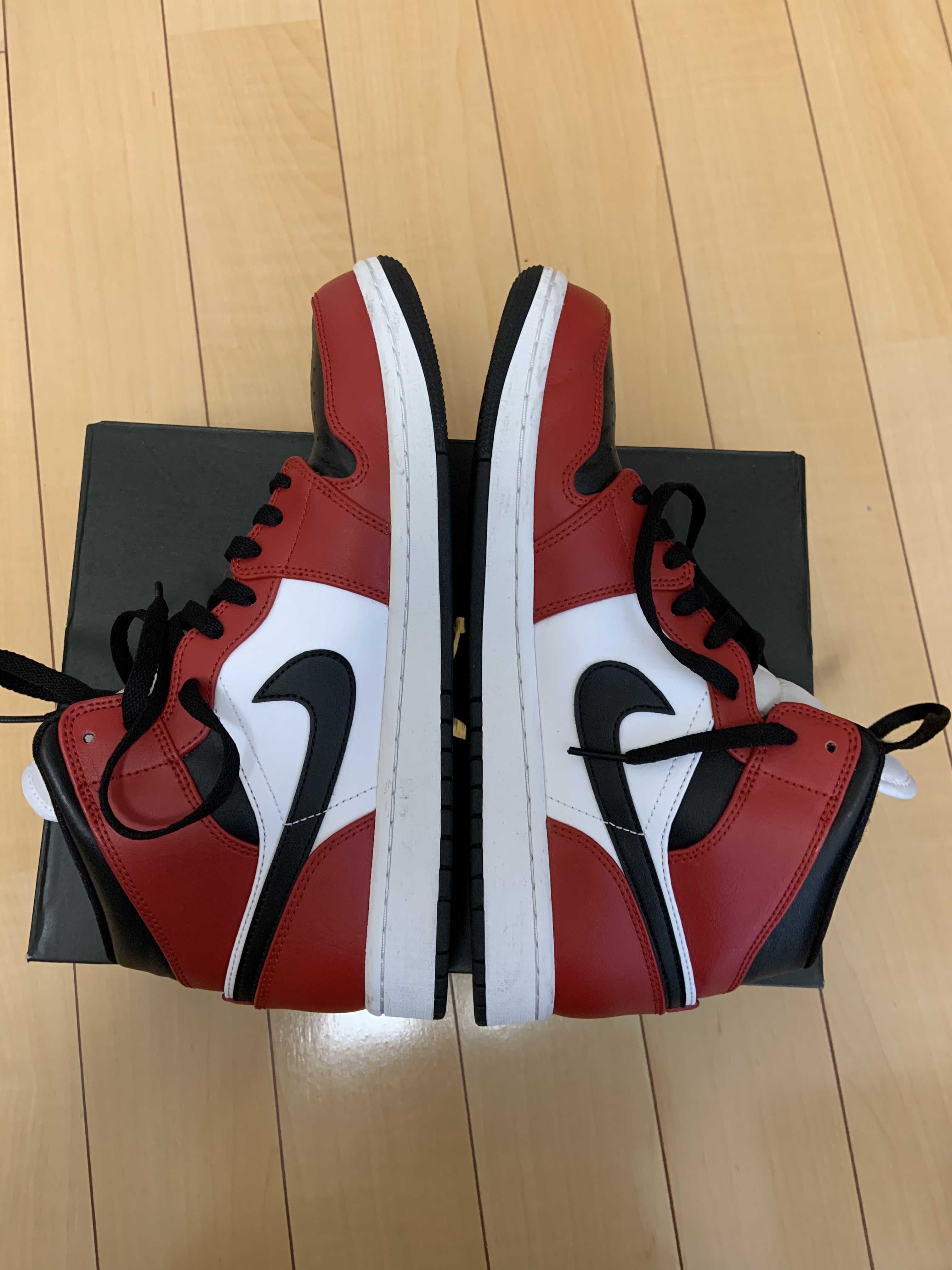 Nike Air Jordan 1 Mid "Chicago Black Toe"
