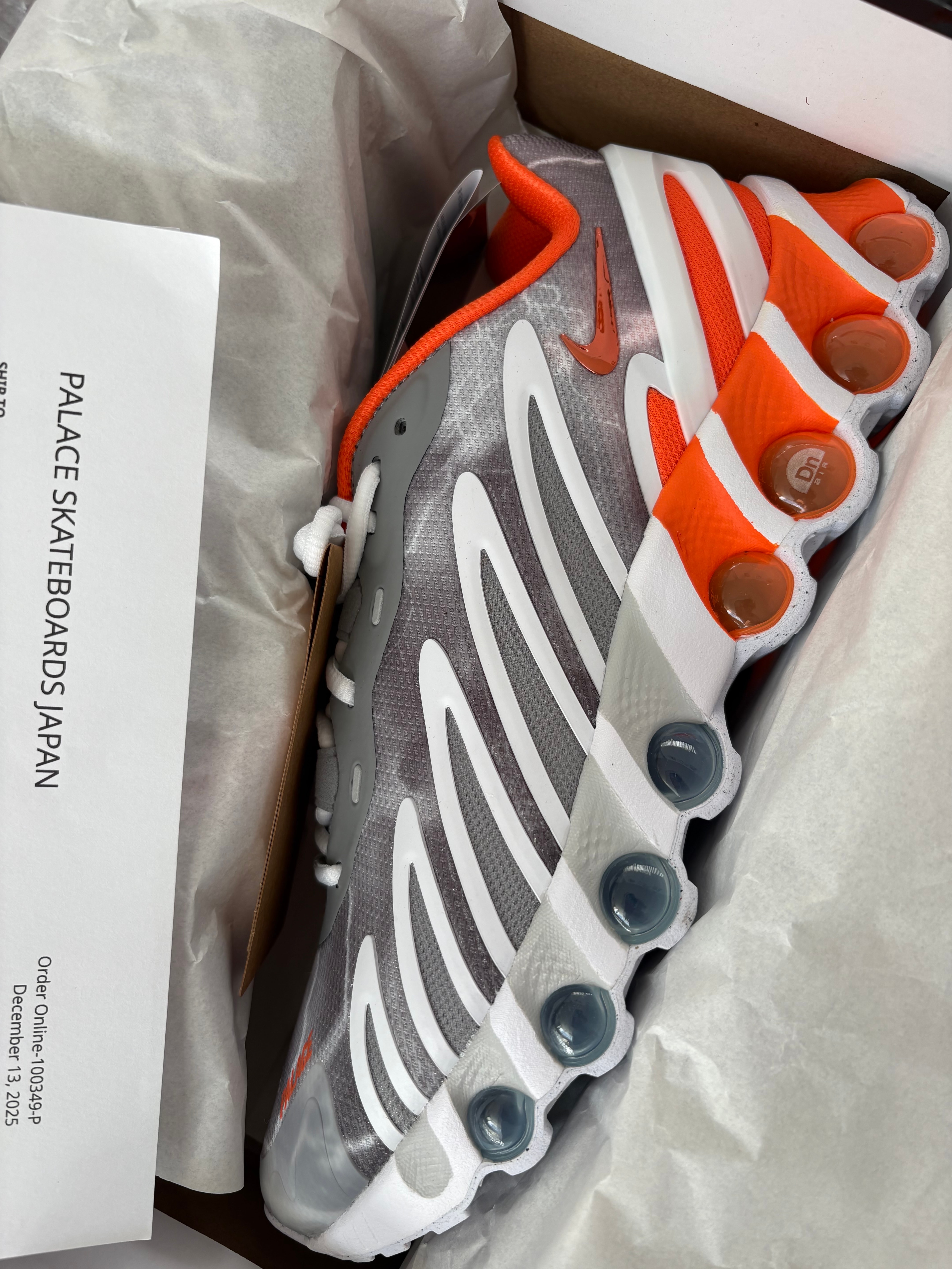 パレス × ナイキ エアマックスDN8 "ダスティーグレー/セーフティオレンジ/パーティクルグレー/ホワイト"