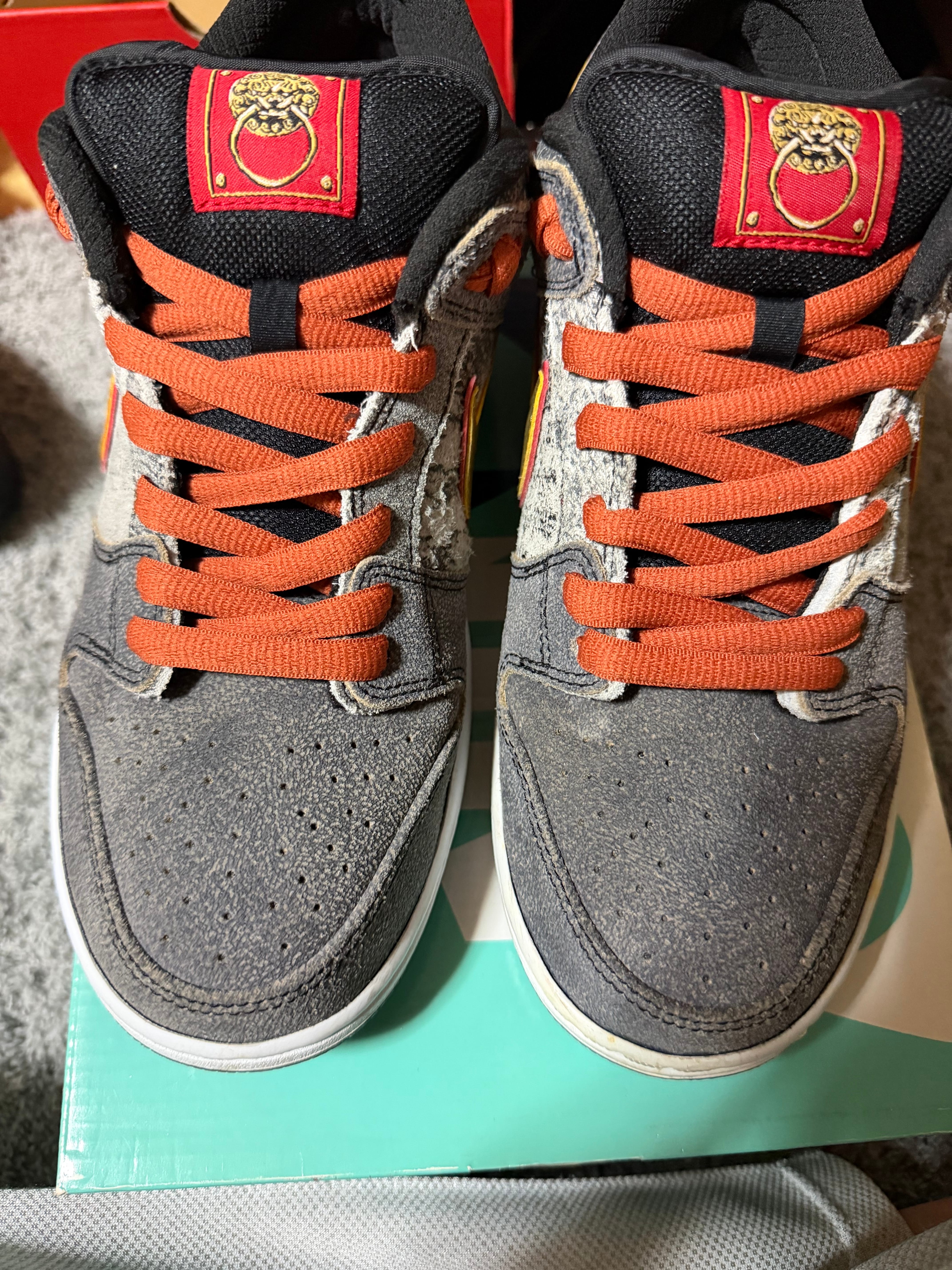 Nike SB Dunk Low PRM QS "Black/Metallic gold/University Red"