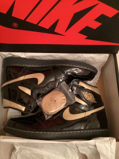 Nike Air Jordan 1 High OG "Black-Metalic Gold"