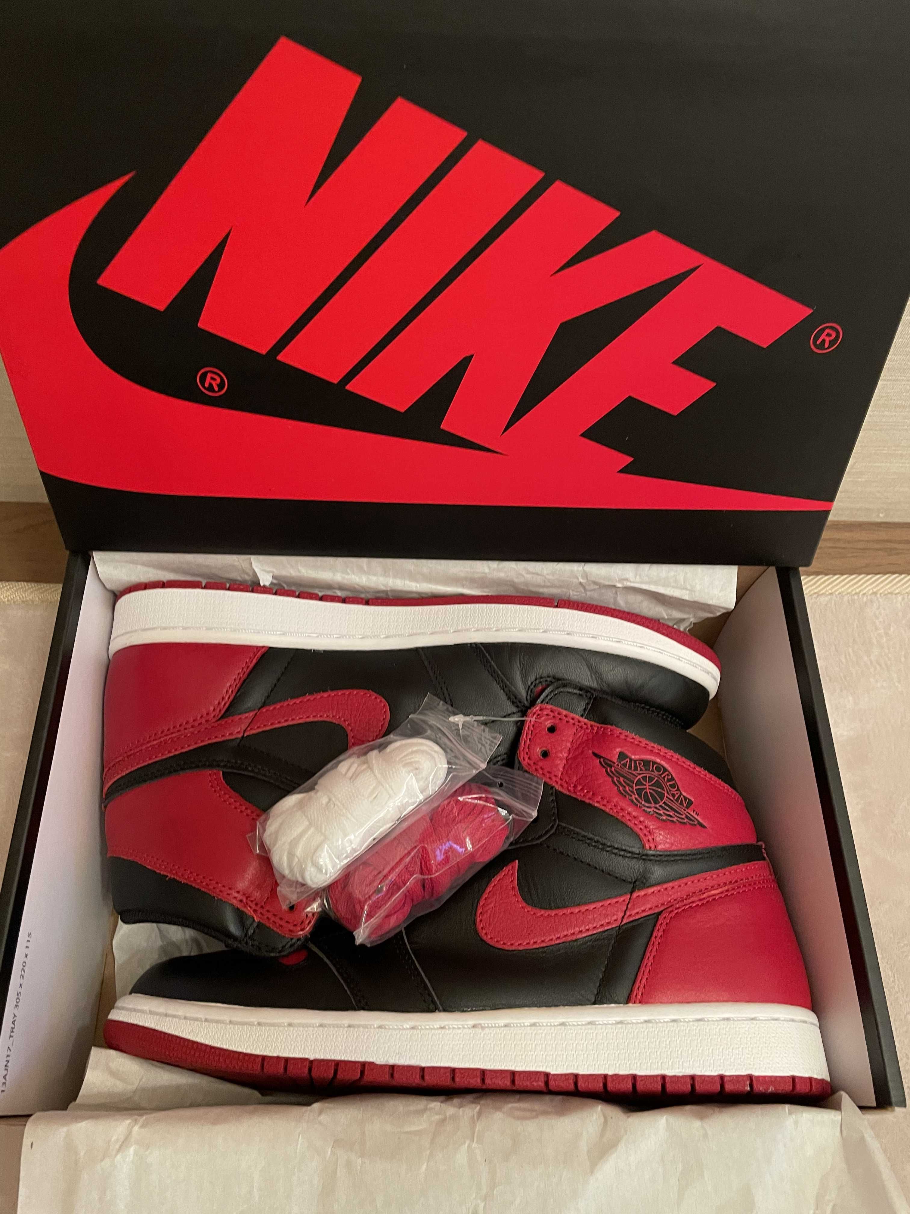 Nike Air Jordan 1 Retro High OG "Bred/Banned" (2016)