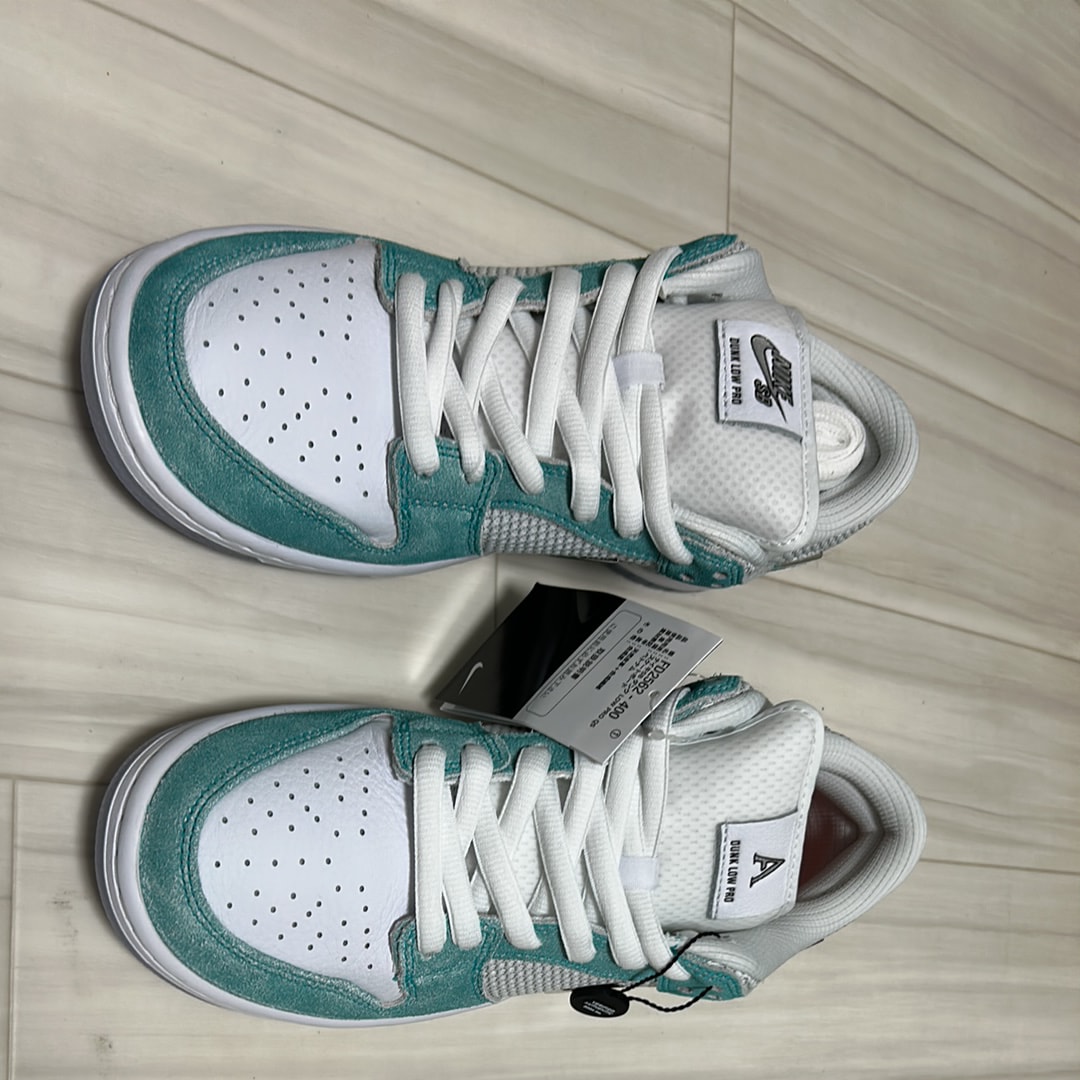 エイプリルスケートボード × ナイキ SB ダンク ロー プロ QS "ホワイト アンド マルチカラー"