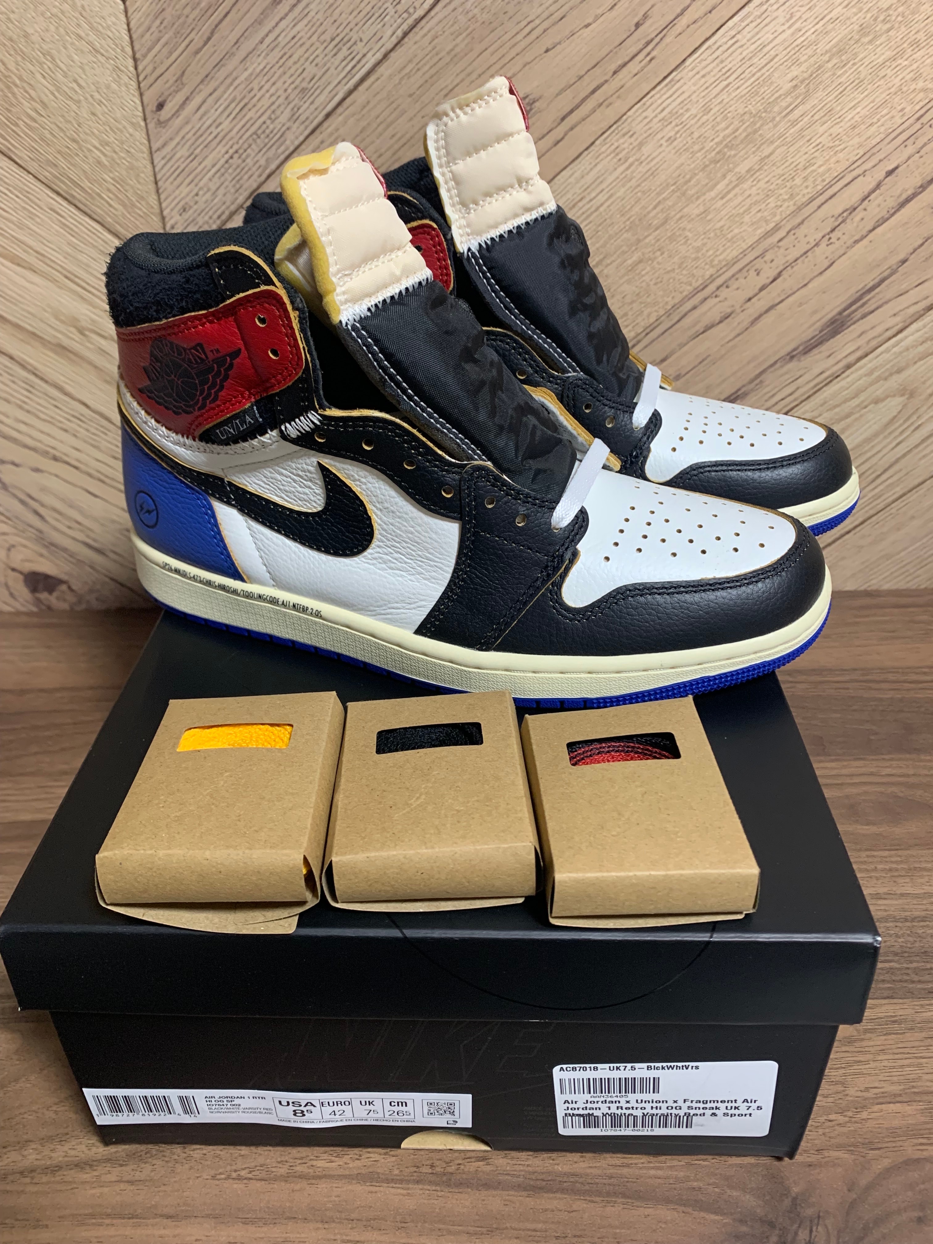 フラグメントデザイン × ユニオン × ナイキ エアジョーダン1 ハイ OG "ブラック/バーシティレッド"