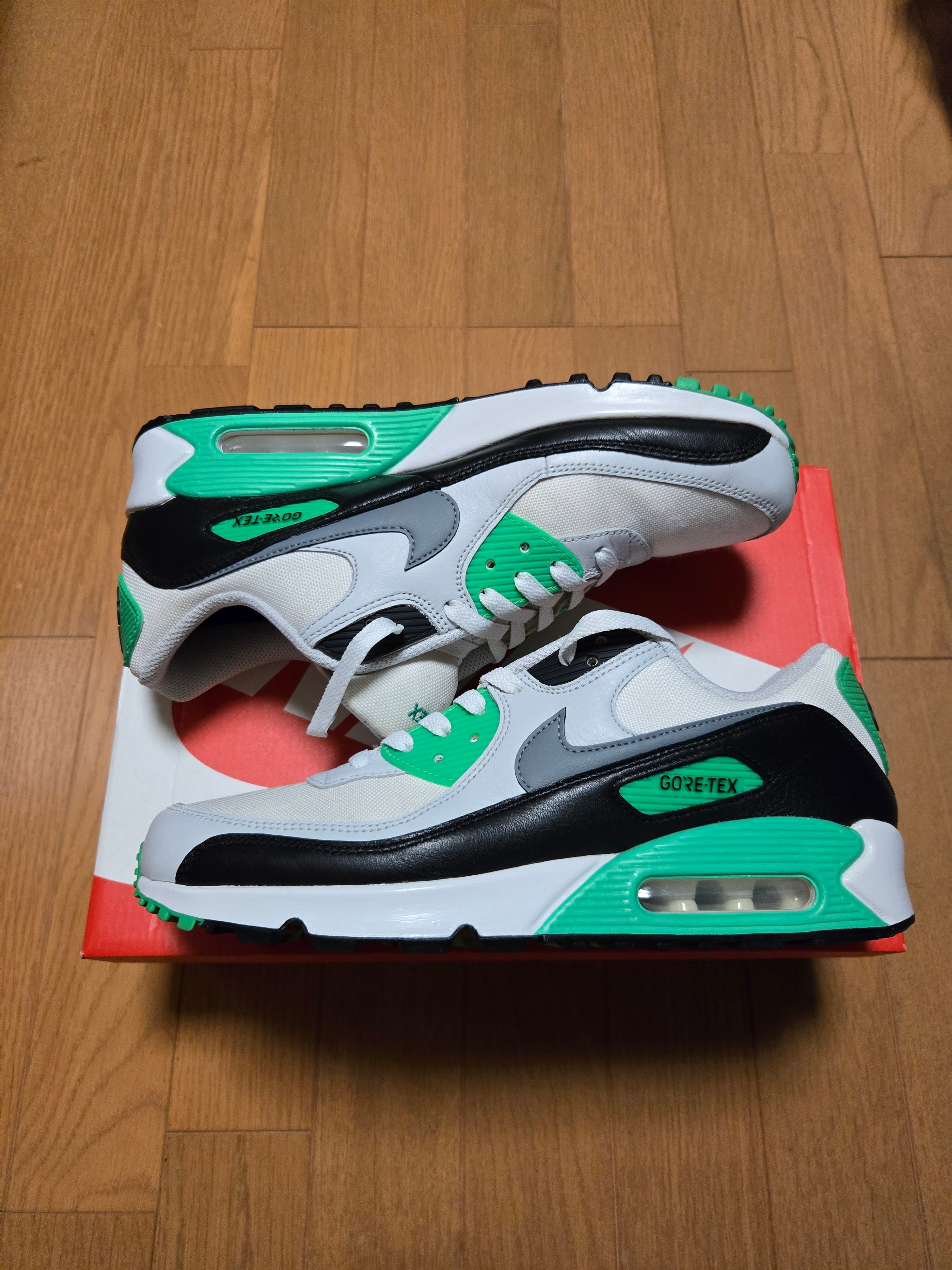 Nike Air Max 90 GORE-TEX "Summit White/Photo Dust/Black/Cool Gray"