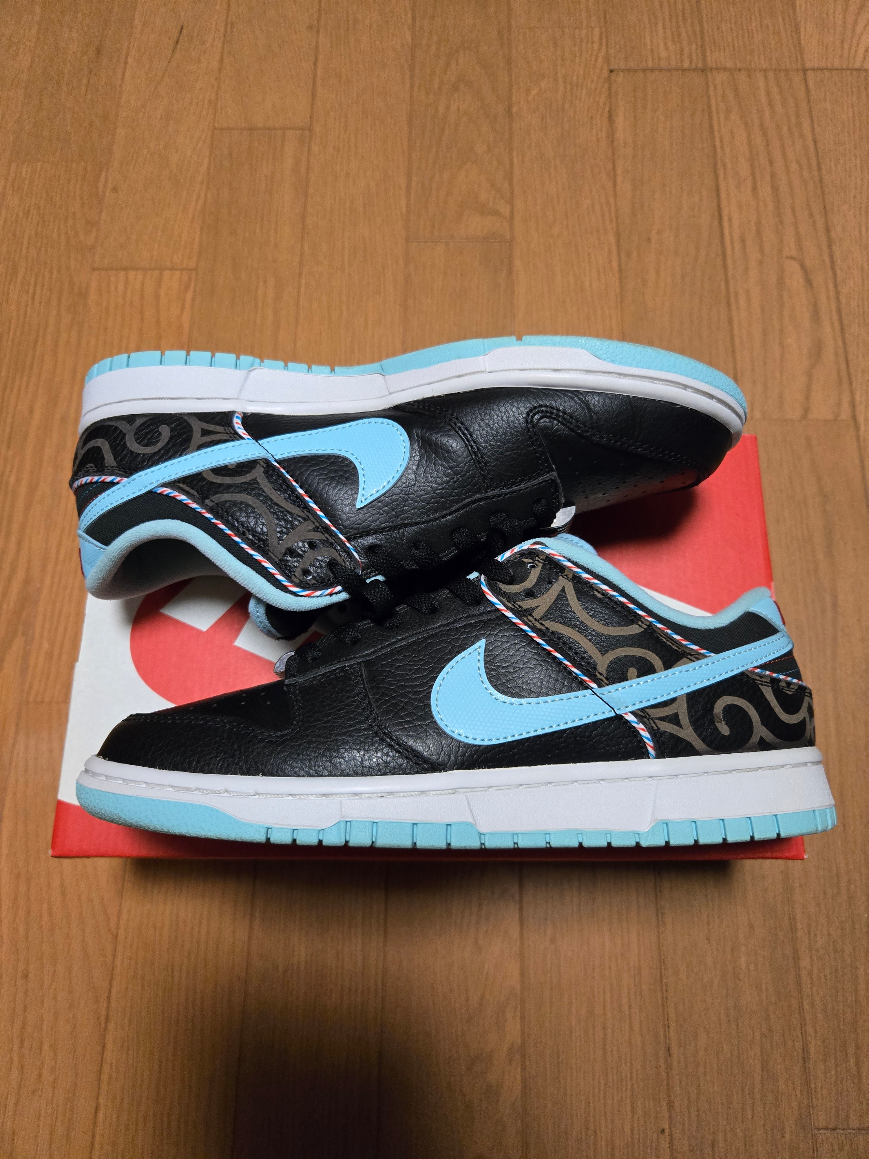 Nike Dunk Low "Barber Shop"
