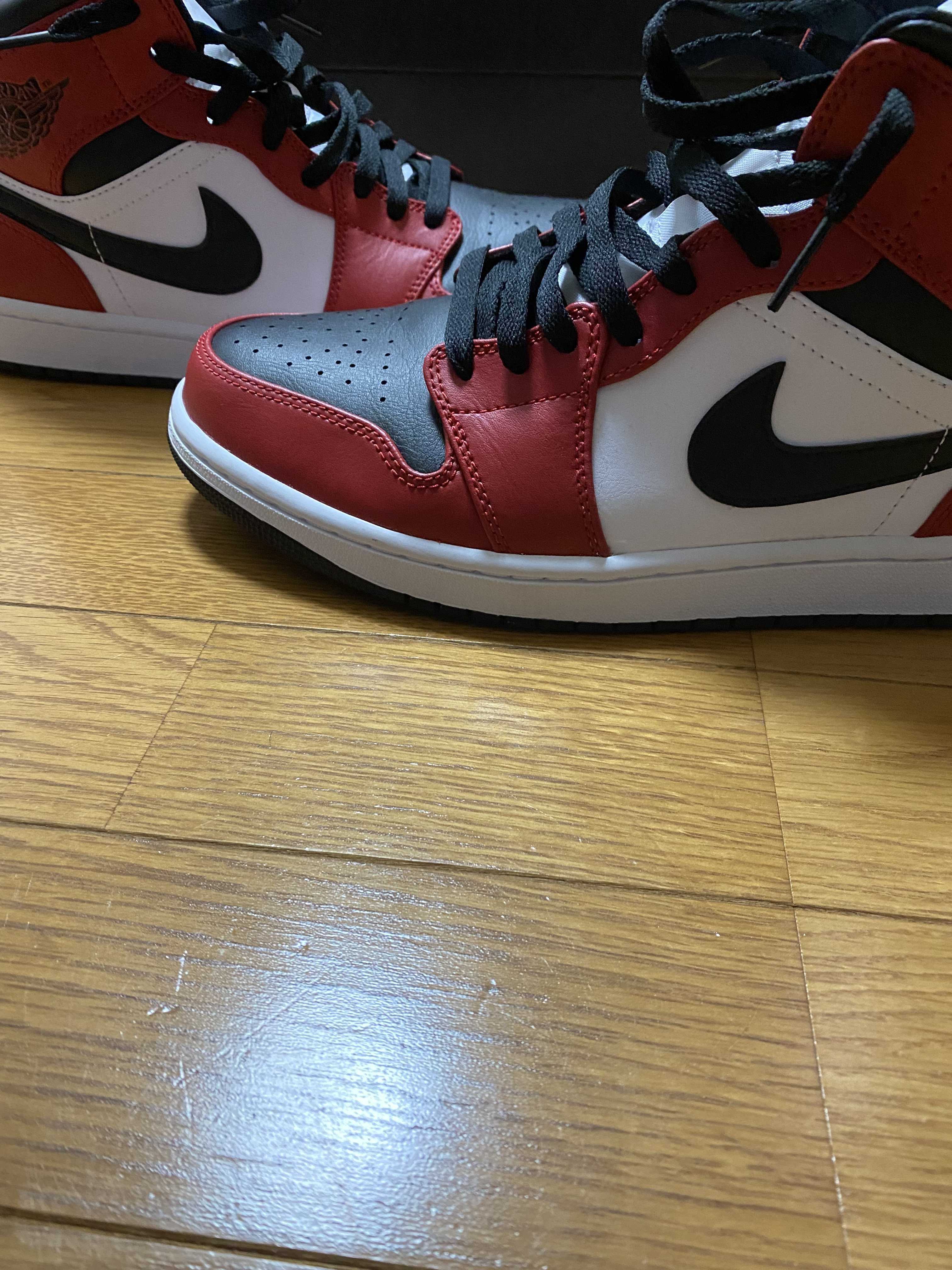 Nike Air Jordan 1 Mid "Chicago Black Toe"