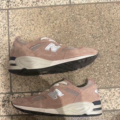 KITH × New Balance 990V2 "KITHstrike Rose"