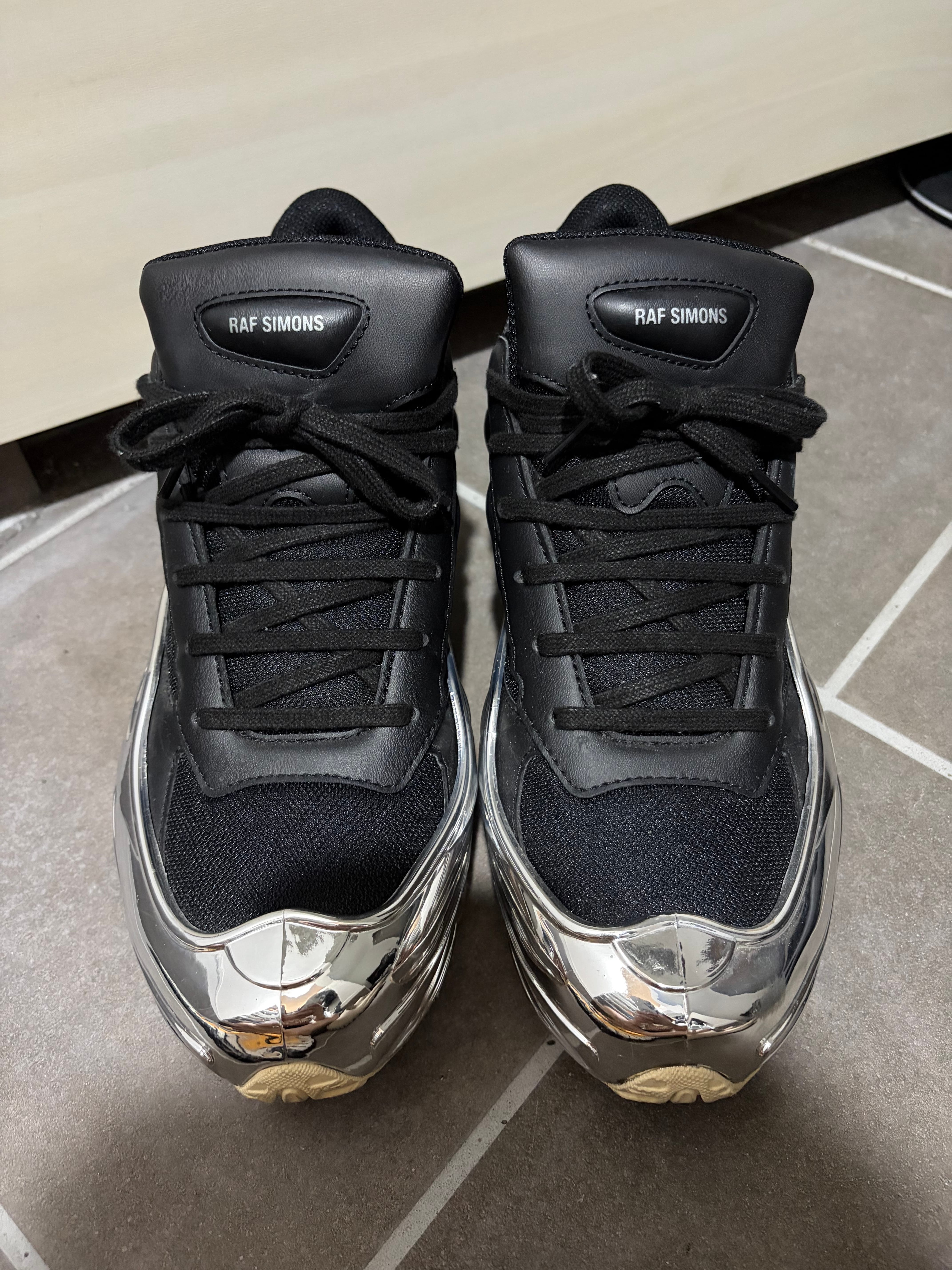 RAF SIMONS × adidas Ozweego "Black/Silver Metallic"