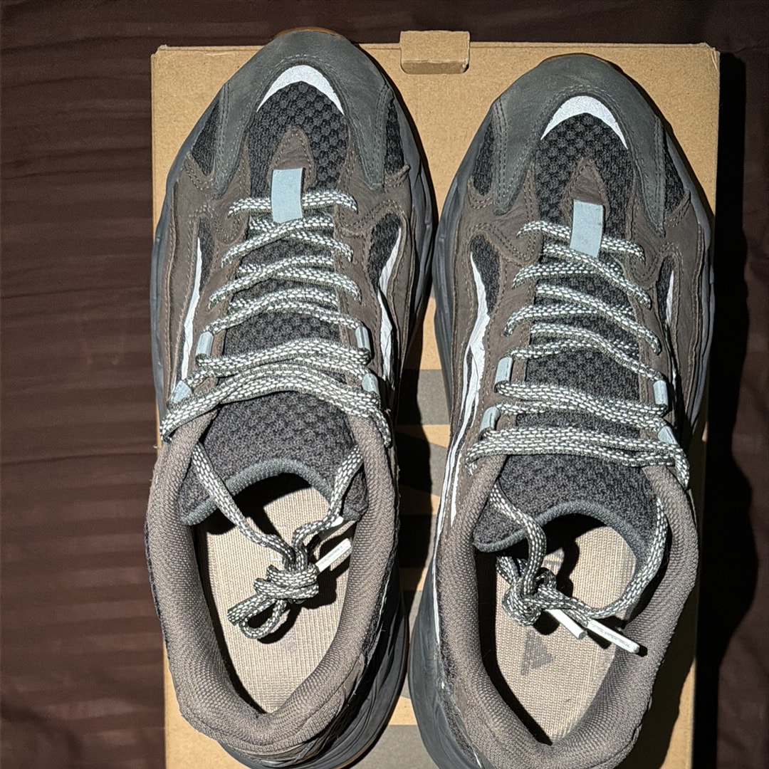 アディダス イージーブースト700V2 "ジオード"