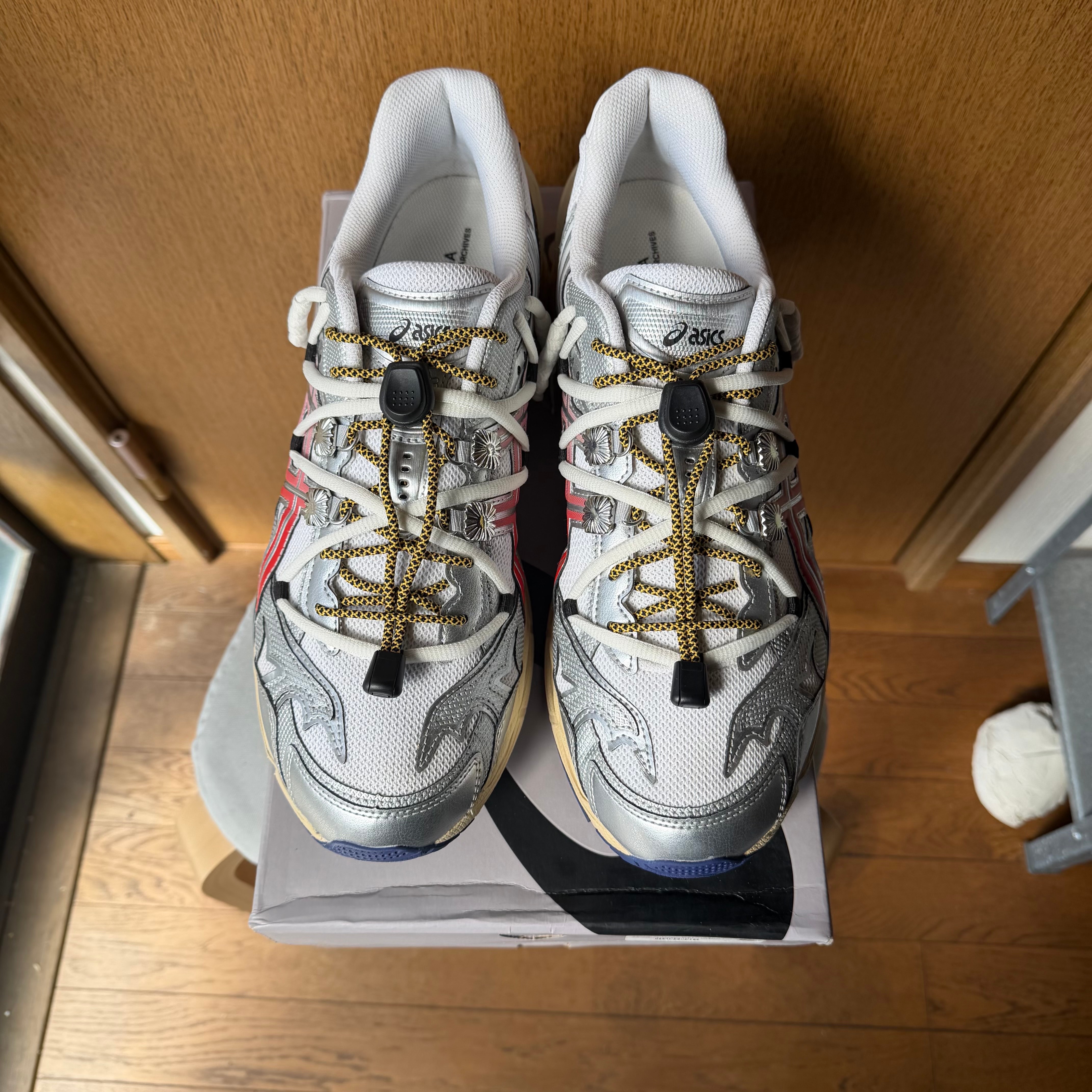 トーガ × アシックス ゲルキュムラス16 TG "ホワイト/レッドピュアシルバー"