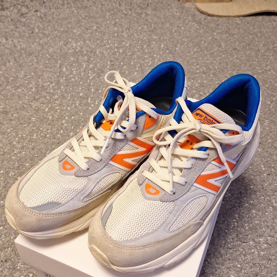 KITH × New Balance 990V6 Madison Square Garden "Sanddrift"