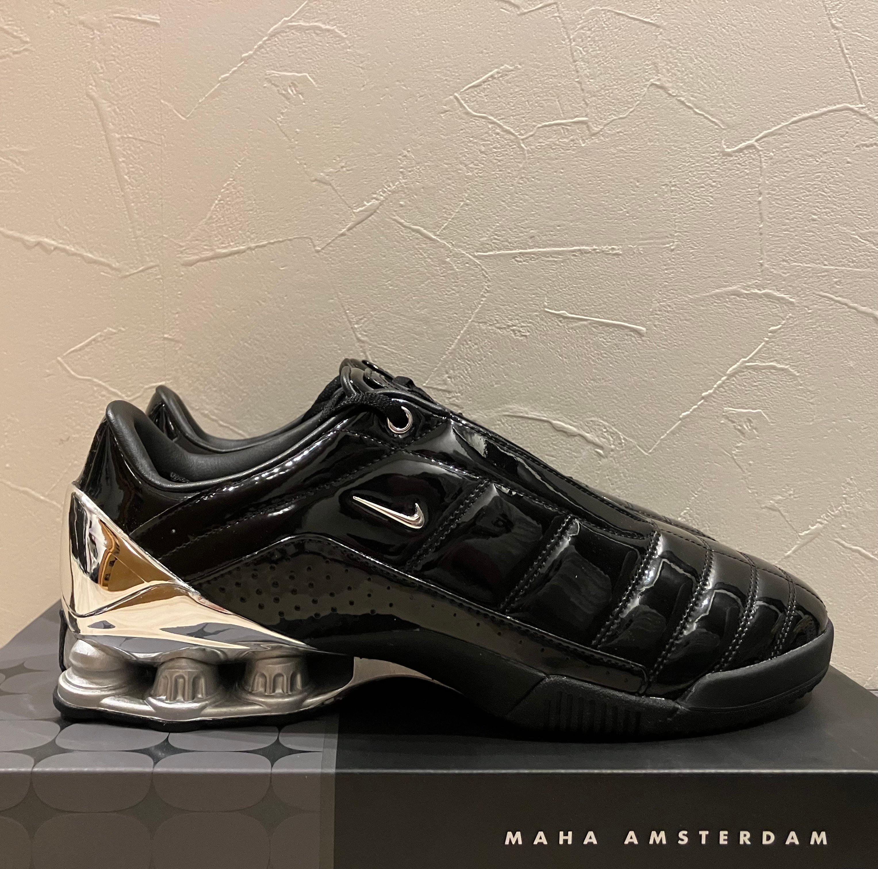 マハアムステルダム × ナイキ ウィメンズ トータル90 ショックス マジア "ブラック/メタリックシルバー"