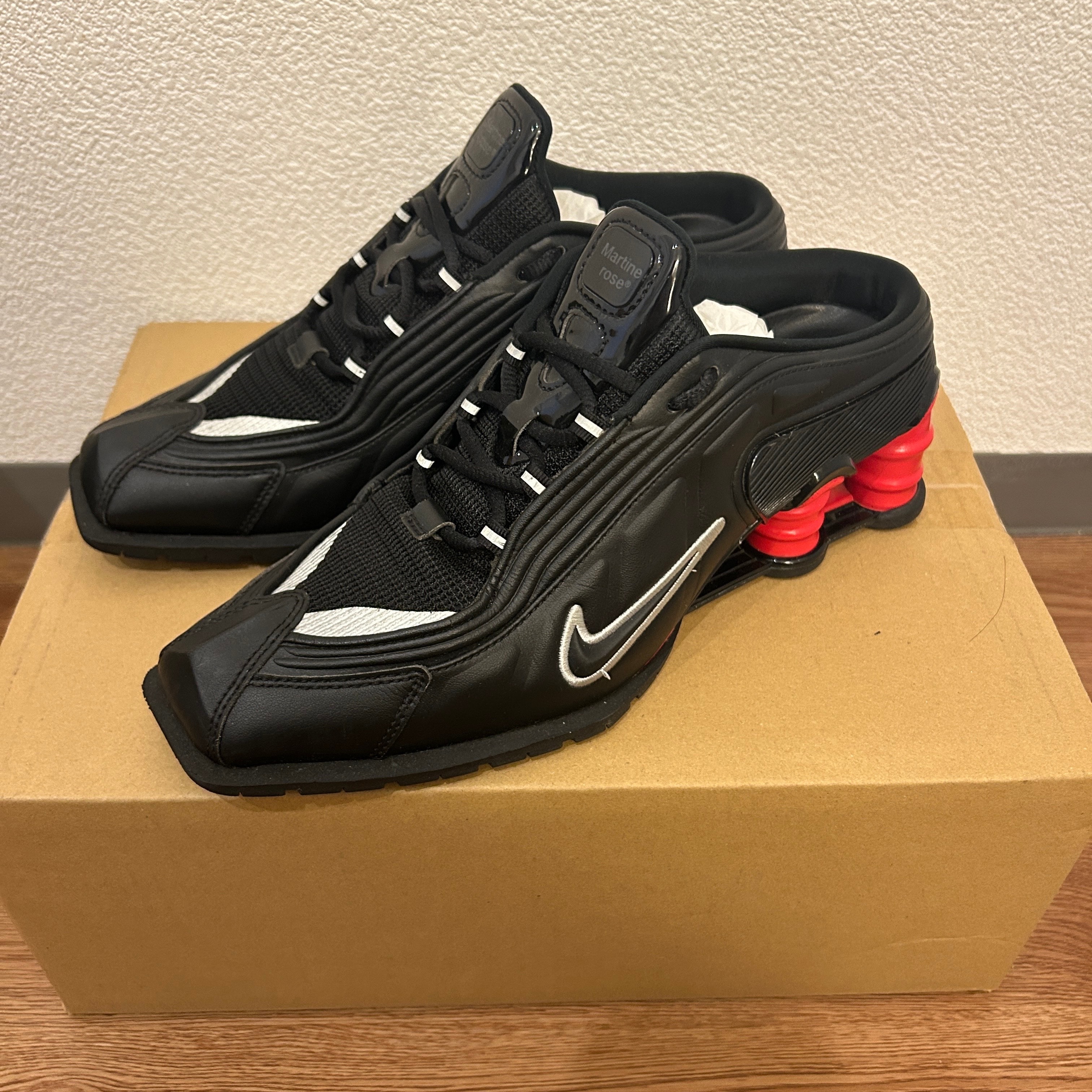 マーティンローズ × ナイキ ウィメンズ ショックス MR4 "ブラック/メタリックシルバー コメットレッド"