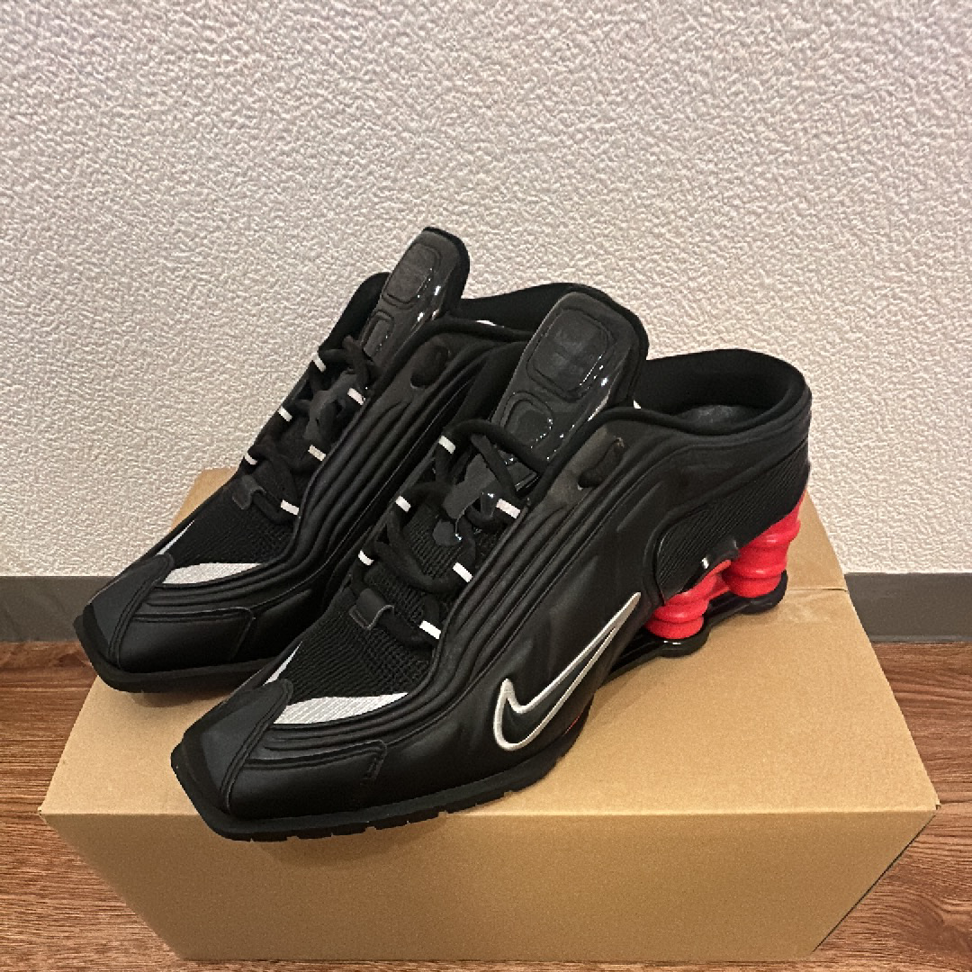 マーティンローズ × ナイキ ウィメンズ ショックス MR4 "ブラック/メタリックシルバー コメットレッド"