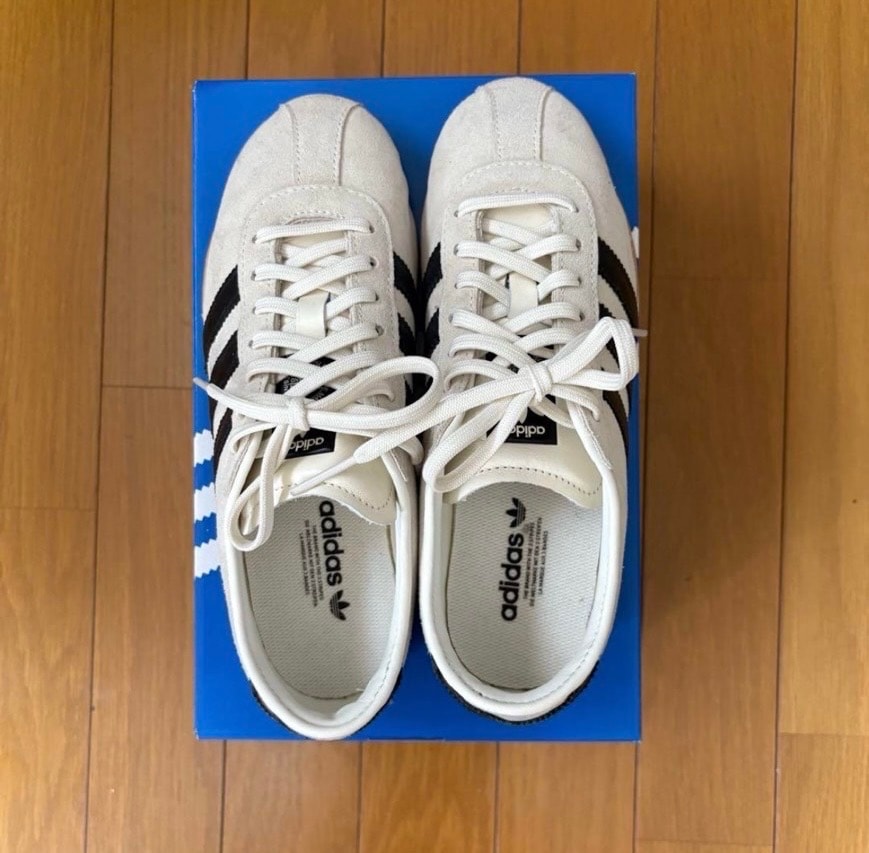 アディダス ウィメンズ トーキョー "オフホワイト/コアブラック/ゴールドメタリック"