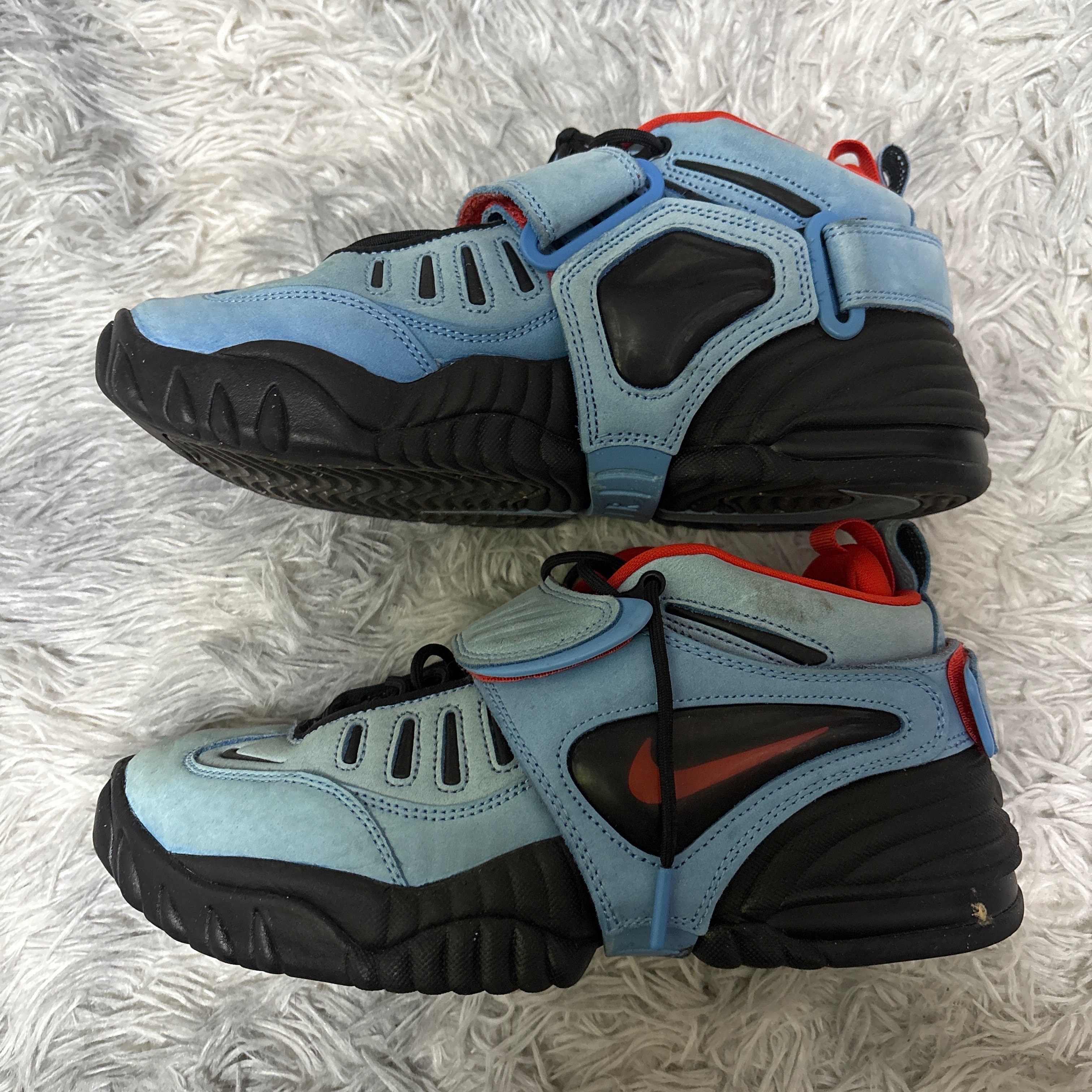 アンブッシュ × ナイキ エアアジャストフォース "ユニバーシティ ブルー アンド ハバネロ レッド"