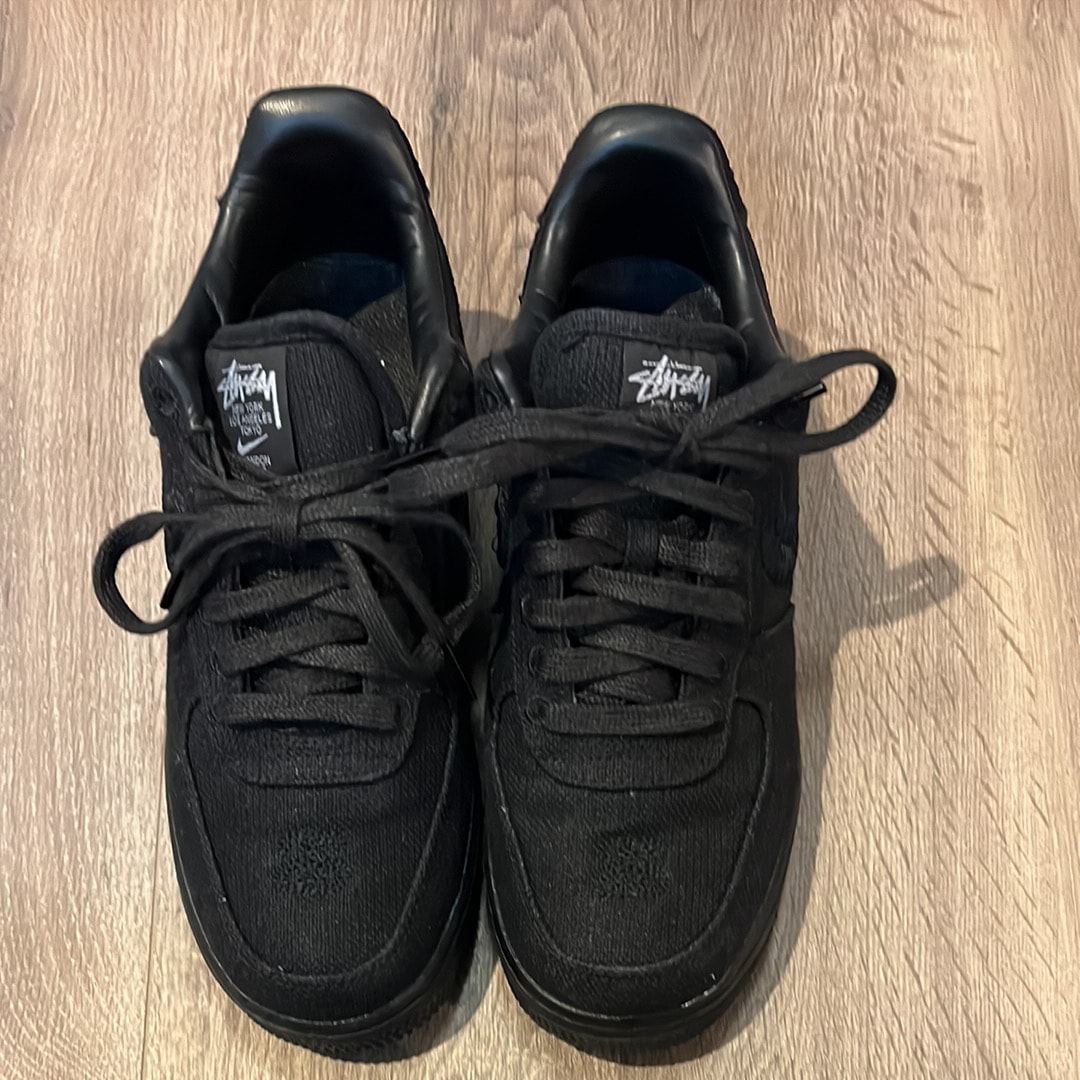 ステューシー × ナイキ エアフォース1 ロー "トリプルブラック"