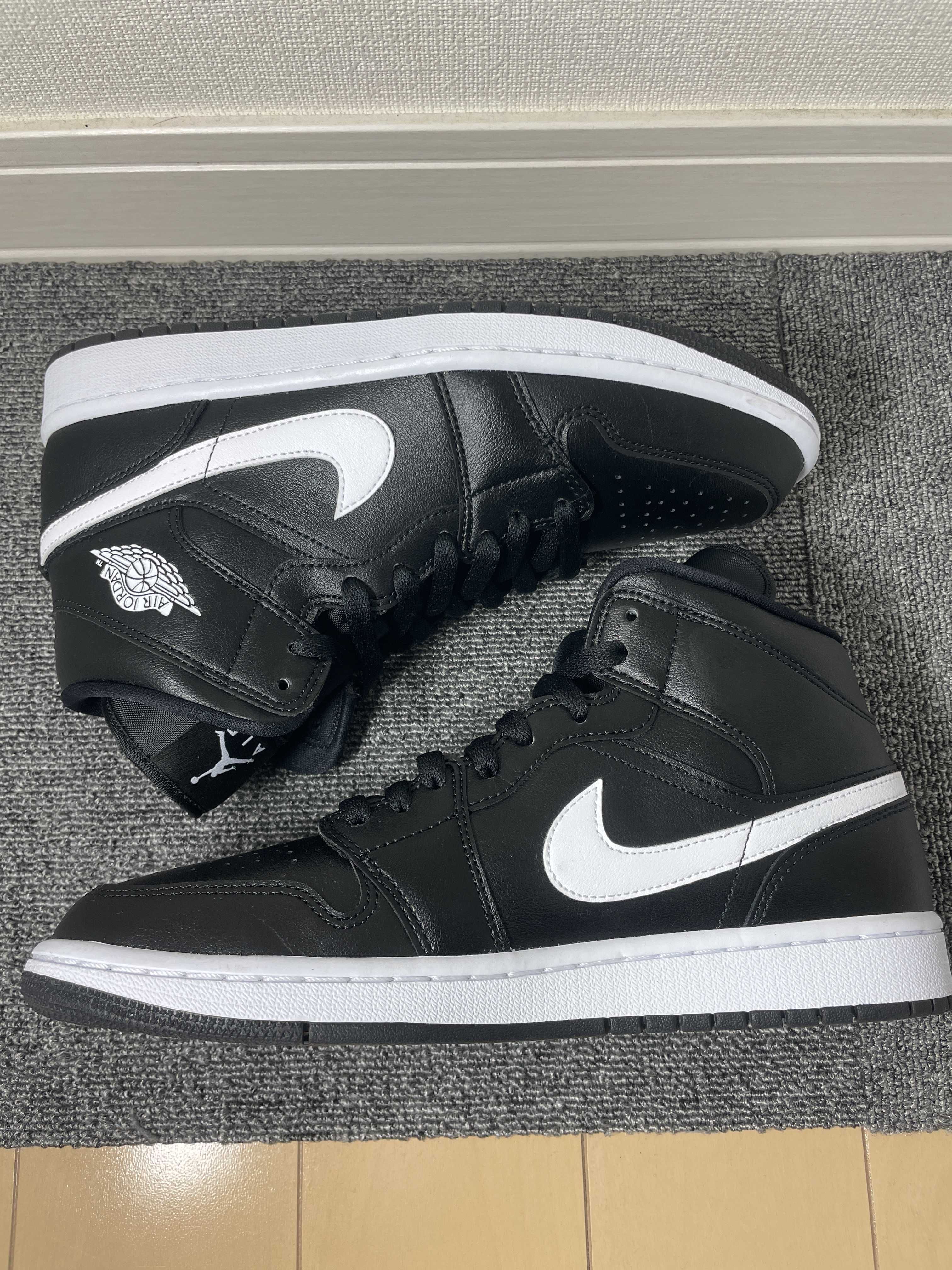 NIKE Women's AIR JORDAN 1 MID "BLACK/WHITE"