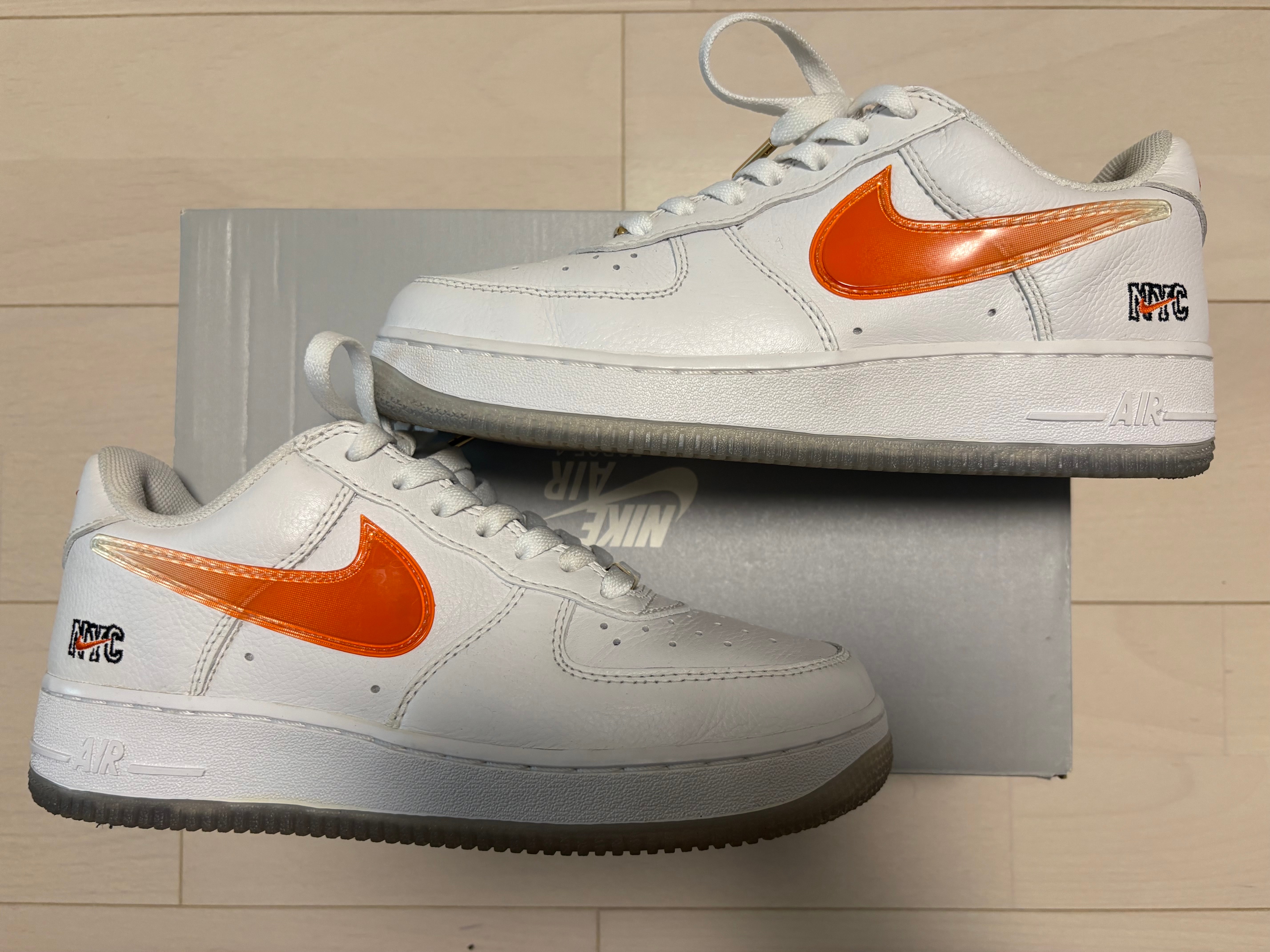 キス × ナイキ エアフォース1 ロー "ホワイト/ラッシュブルー/ホワイト/ブリリアントオレンジ"