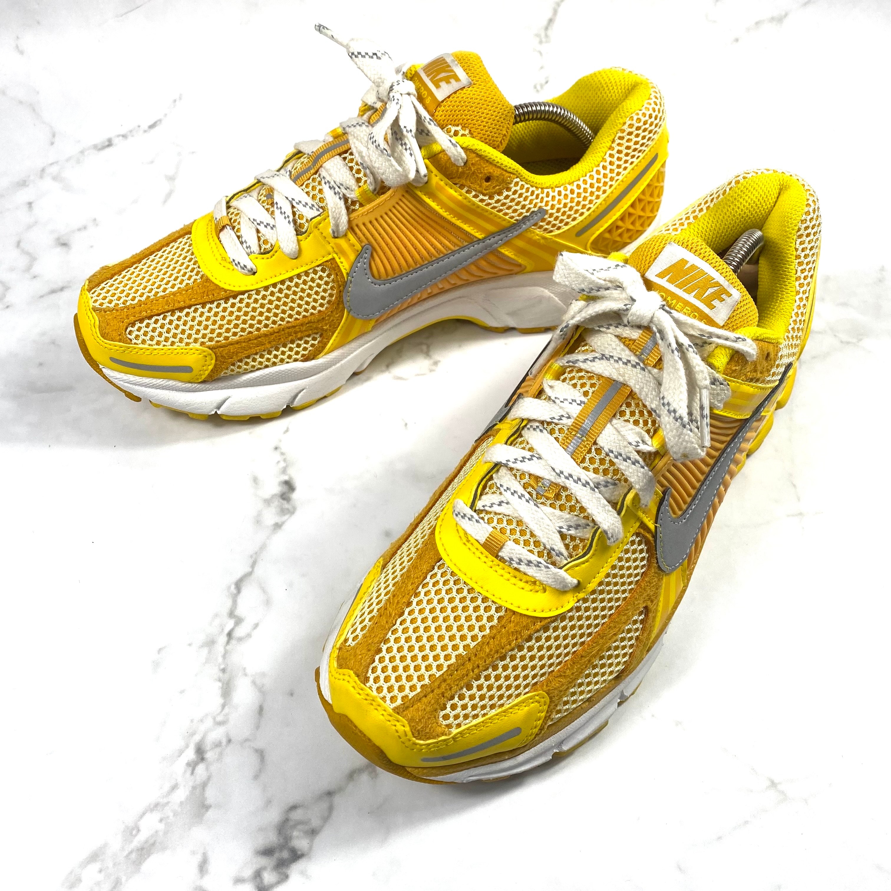 ナイキ ズーム ボメロ5 "イエローオークル"