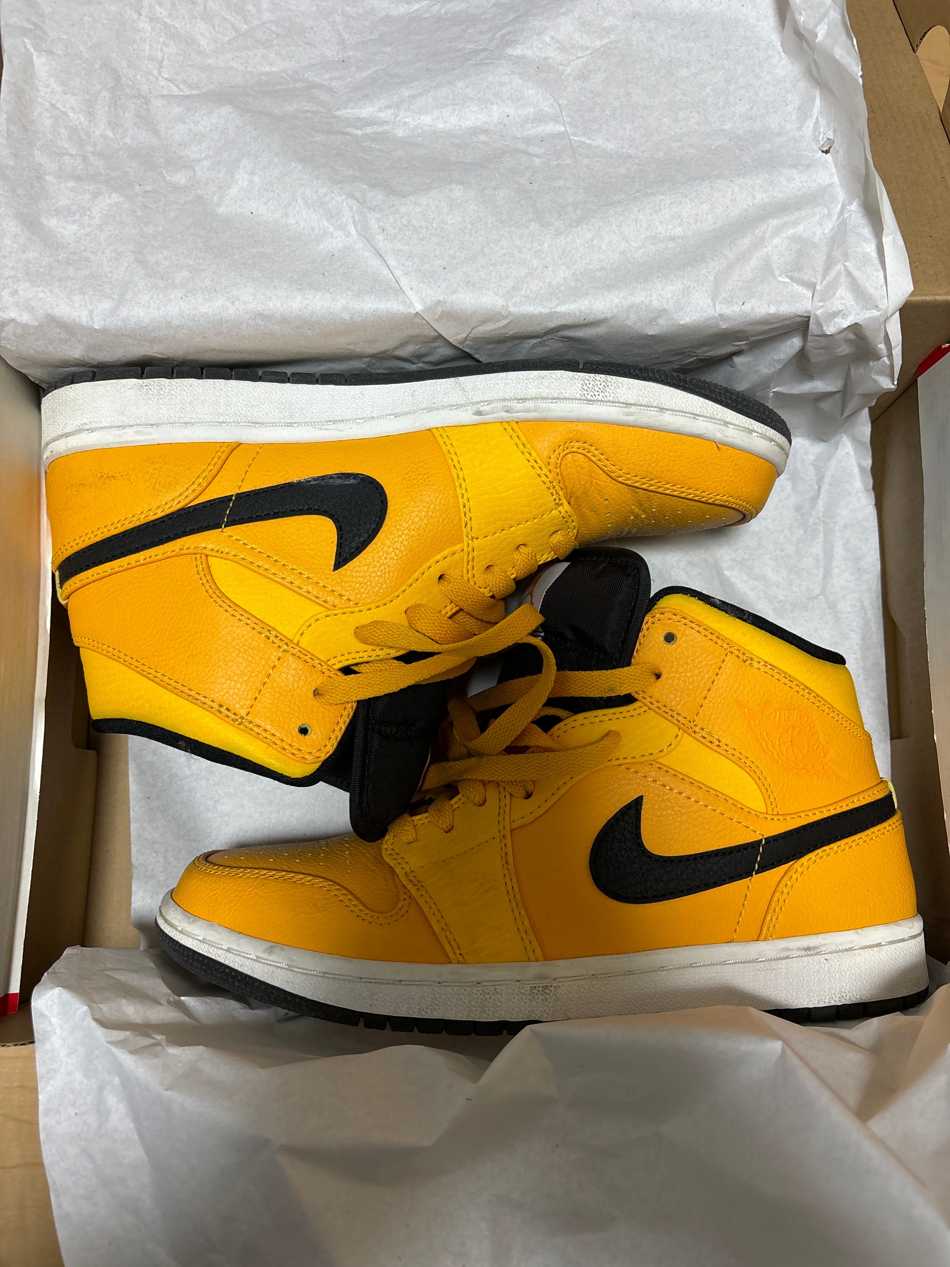 Nike Air Jordan 1 Mid "University Gold Black"