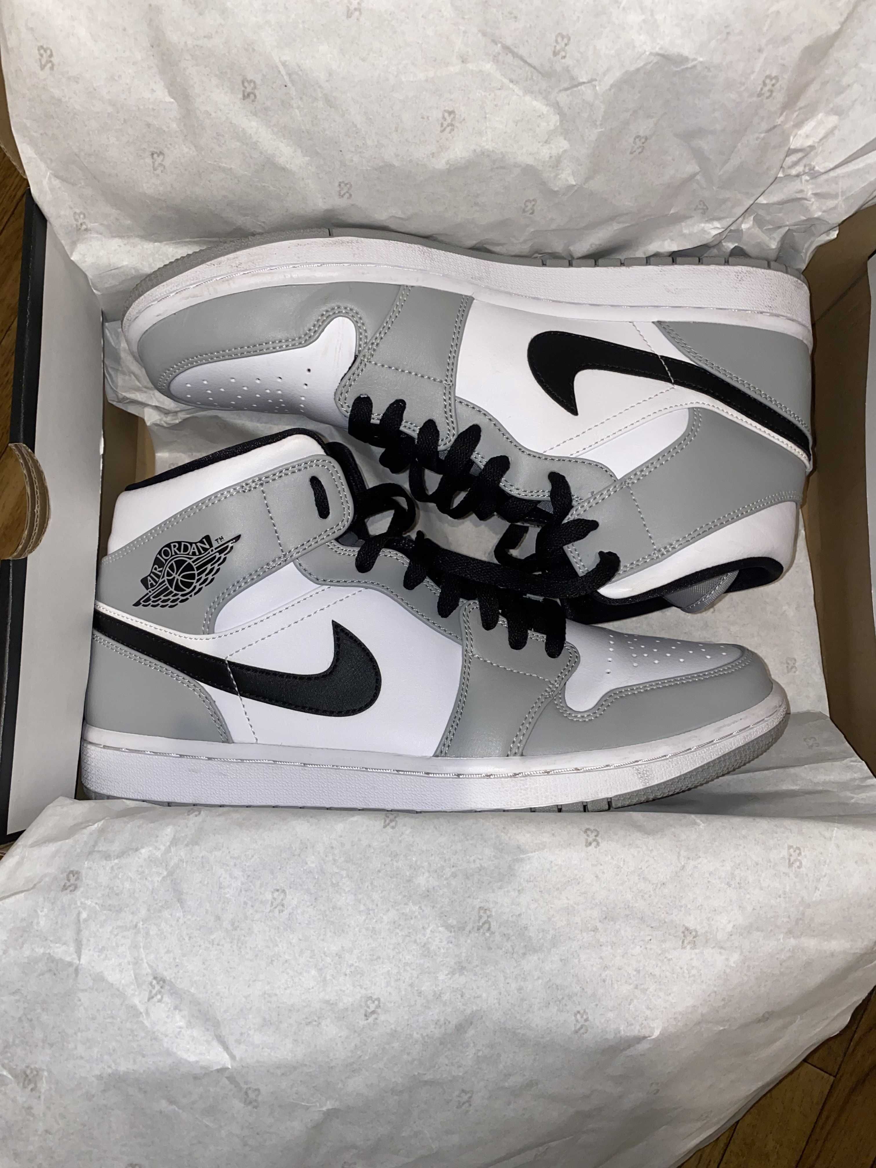 Nike Air Jordan 1 Mid "Light Smoke Grey/White/Black"