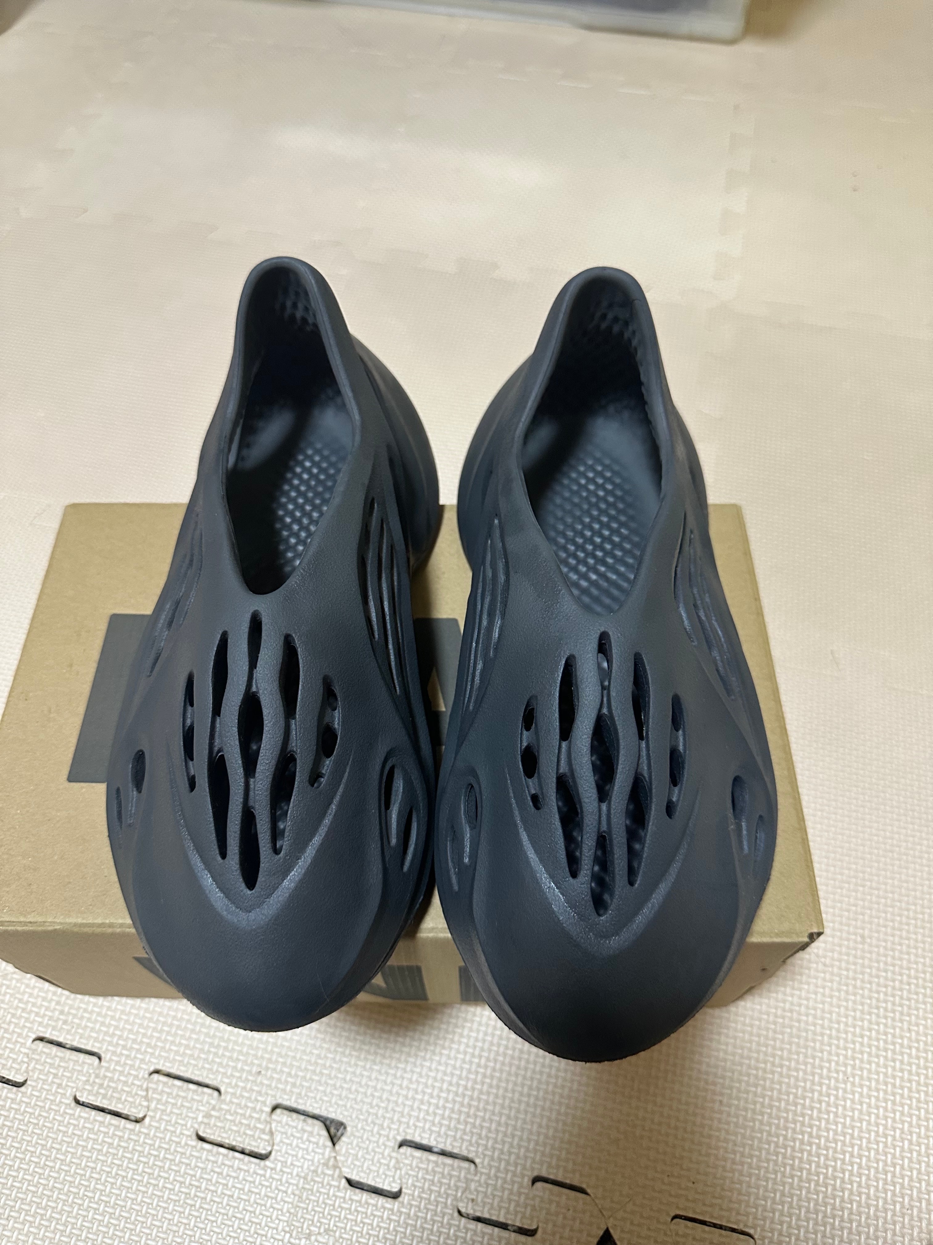 adidas YEEZY Foam Runner "Carbon"