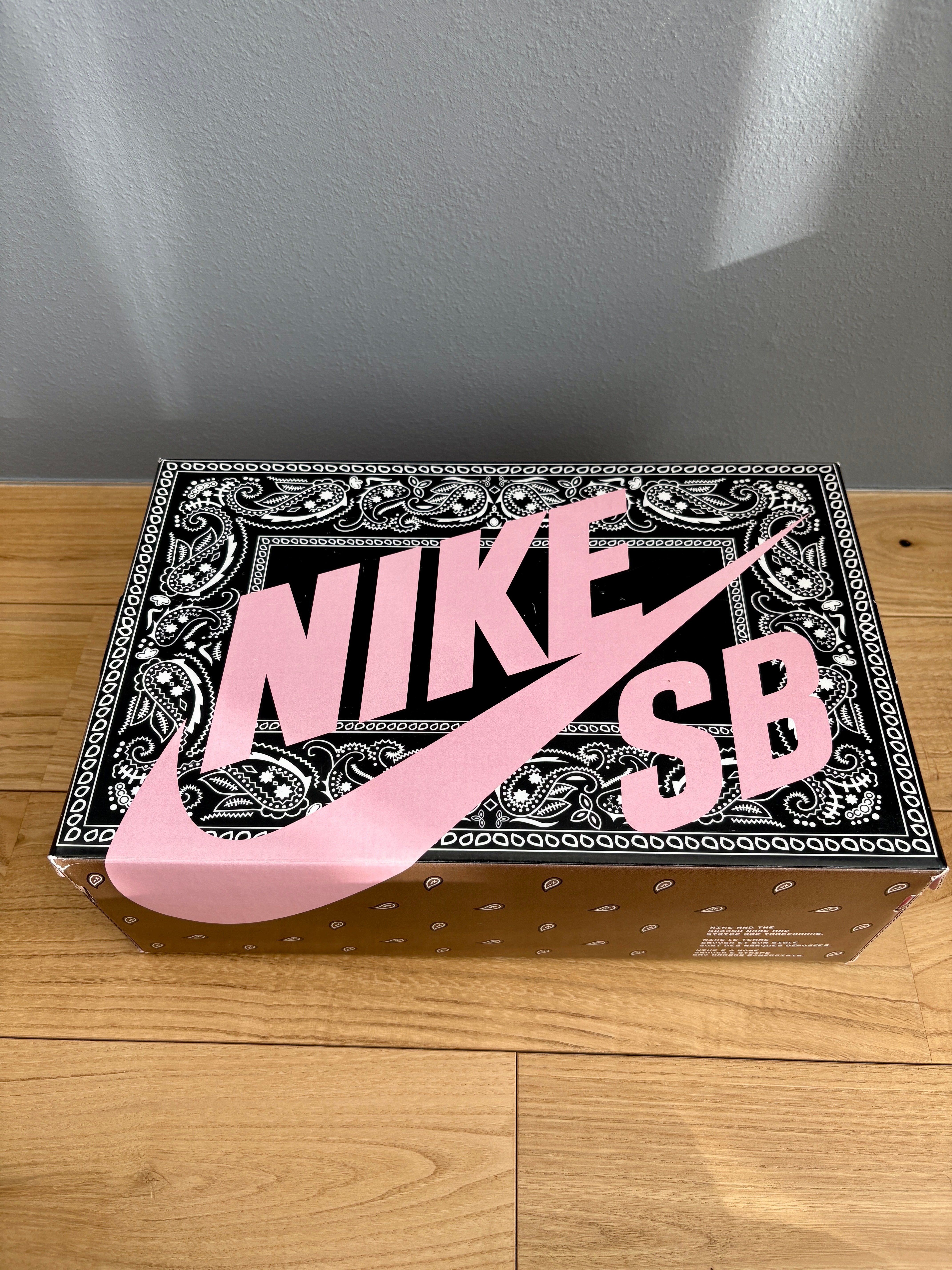 Travis Scott × Nike SB Dunk Low "Black/Parachute Beige"