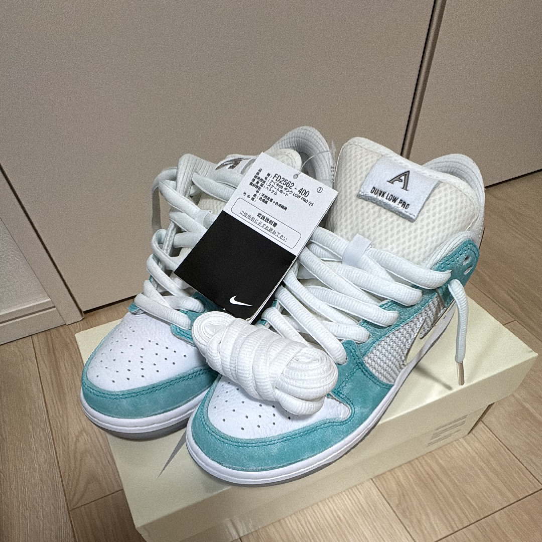 エイプリルスケートボード×ナイキSBダンクロー プロQSホワイトアンドマルチカラ エイプリルスケートボード × ナイキ SB ダンク ロー プロ QS 