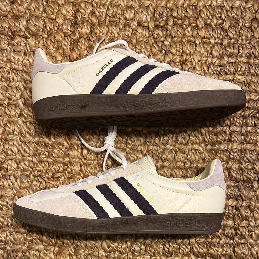 emmi Exclusive adidas Gazelle Indoor "Off White/Aurora Black/Gum"