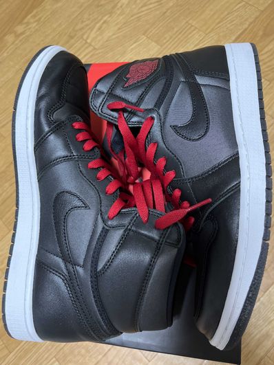 Nike Air Jordan 1 Retro High OG "Black/Metallic Silver/Gym Red"