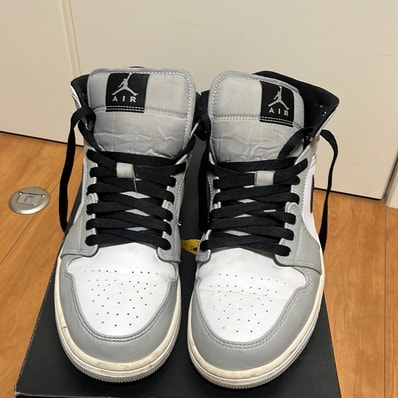 Nike Air Jordan 1 Mid "Light Smoke Grey/White/Black"