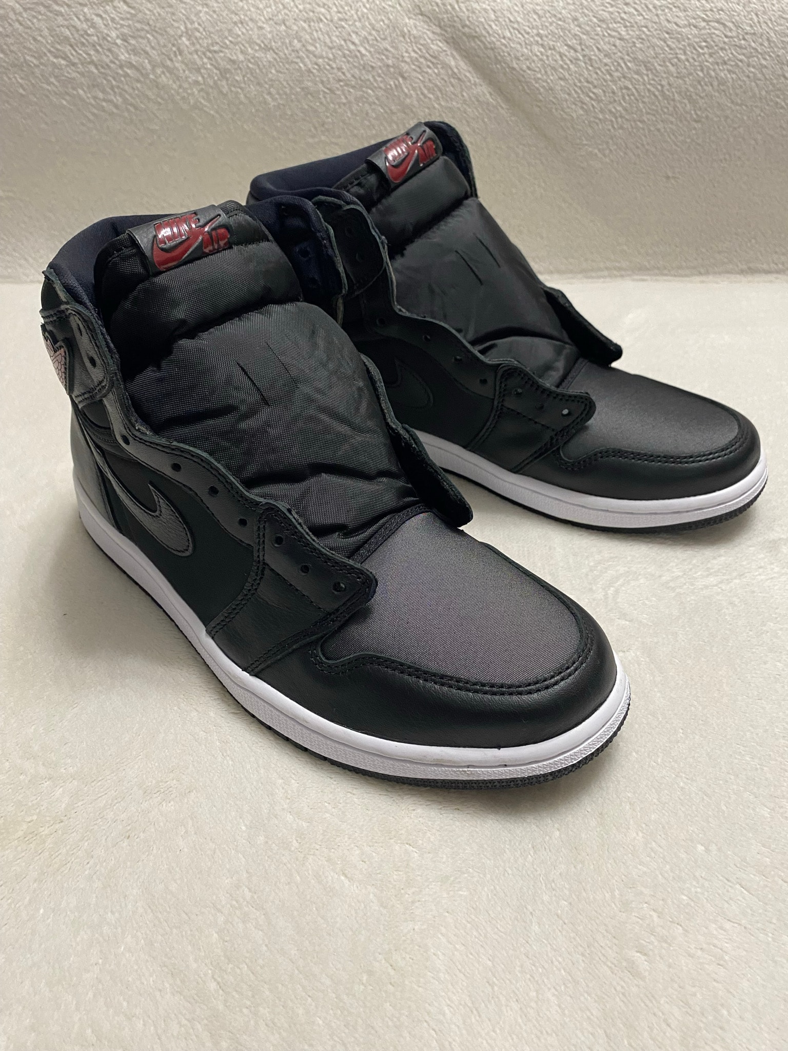 Nike Air Jordan 1 Retro High OG "Black/Metallic Silver/Gym Red"