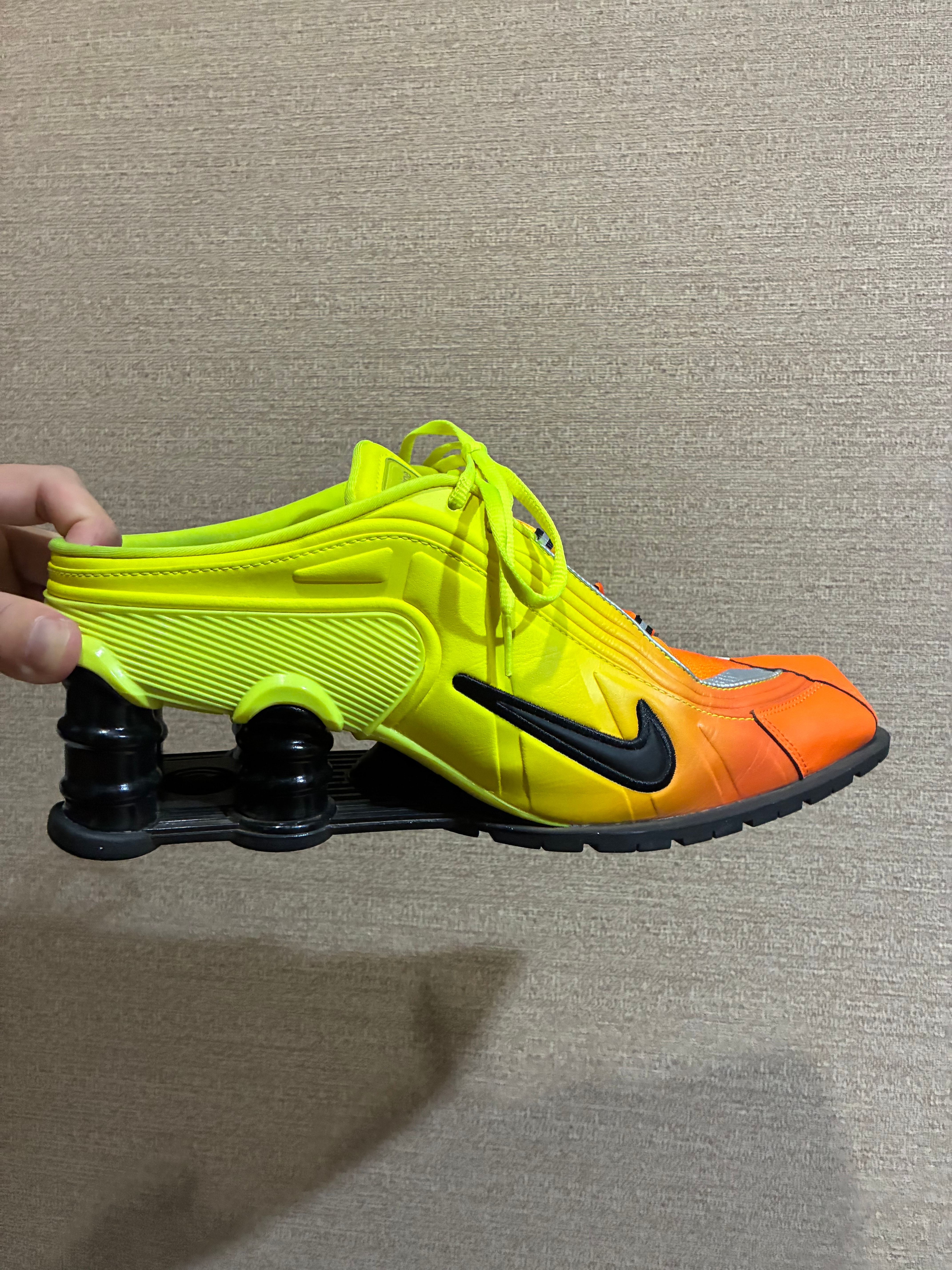 マーティンローズ × ナイキ ウィメンズ ショックス MR4 "セーフティオレンジ"