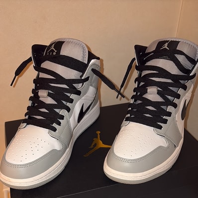 Nike Air Jordan 1 Mid "Light Smoke Grey/White/Black"