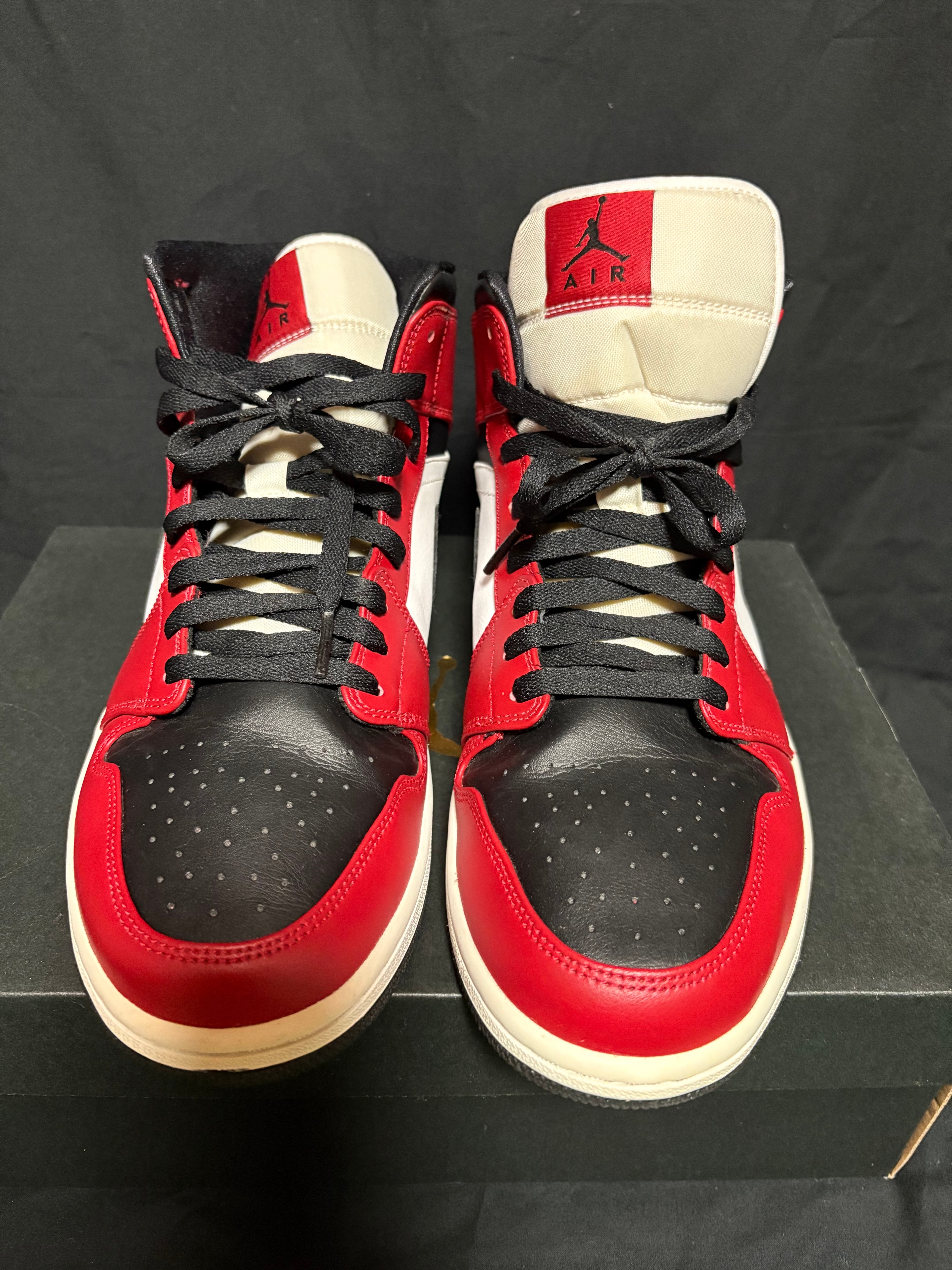 Nike Air Jordan 1 Mid "Chicago Black Toe"