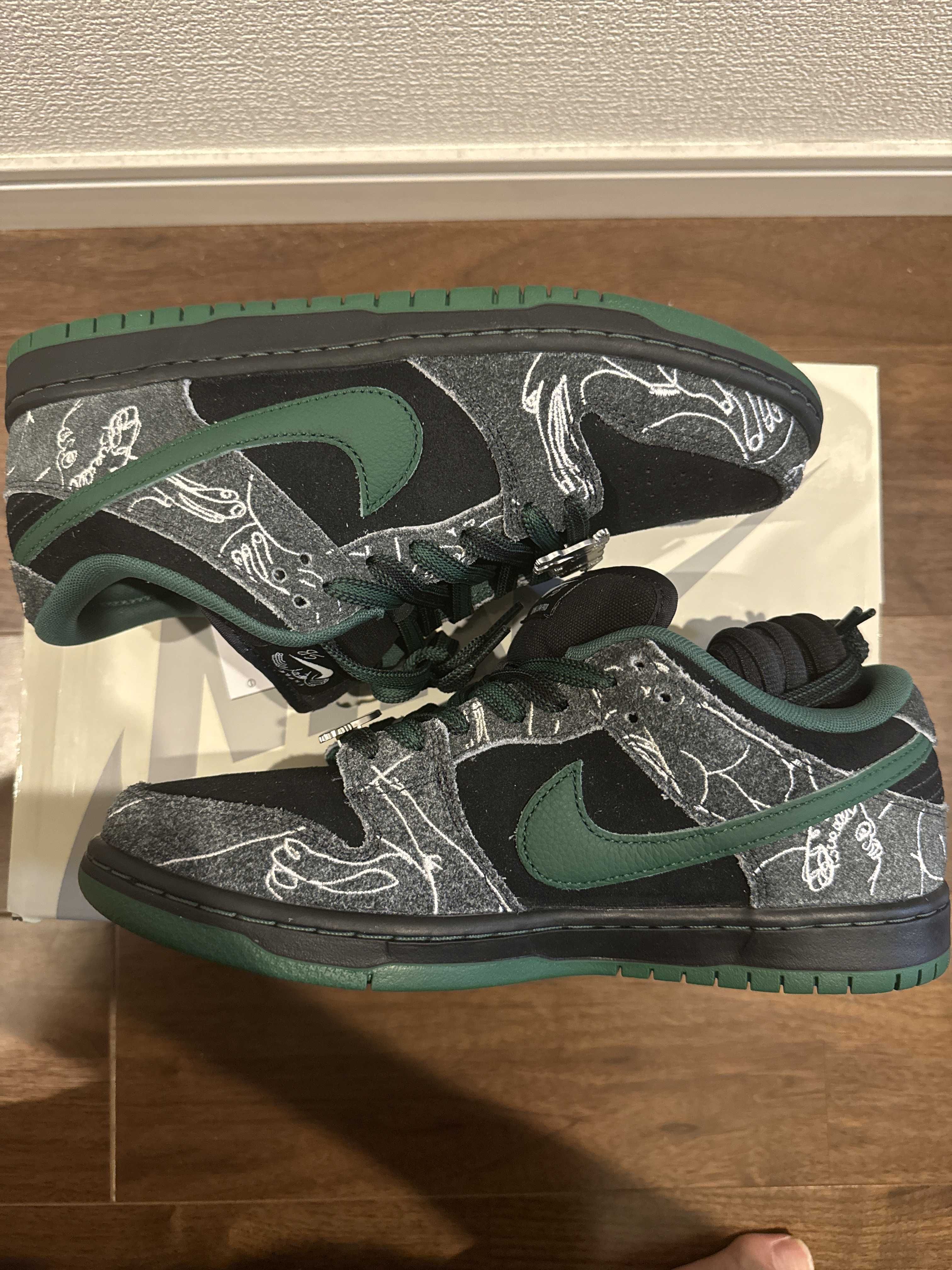 There Skateboards × Nike SB Dunk Low Pro "Anthracite and Gorge Green"