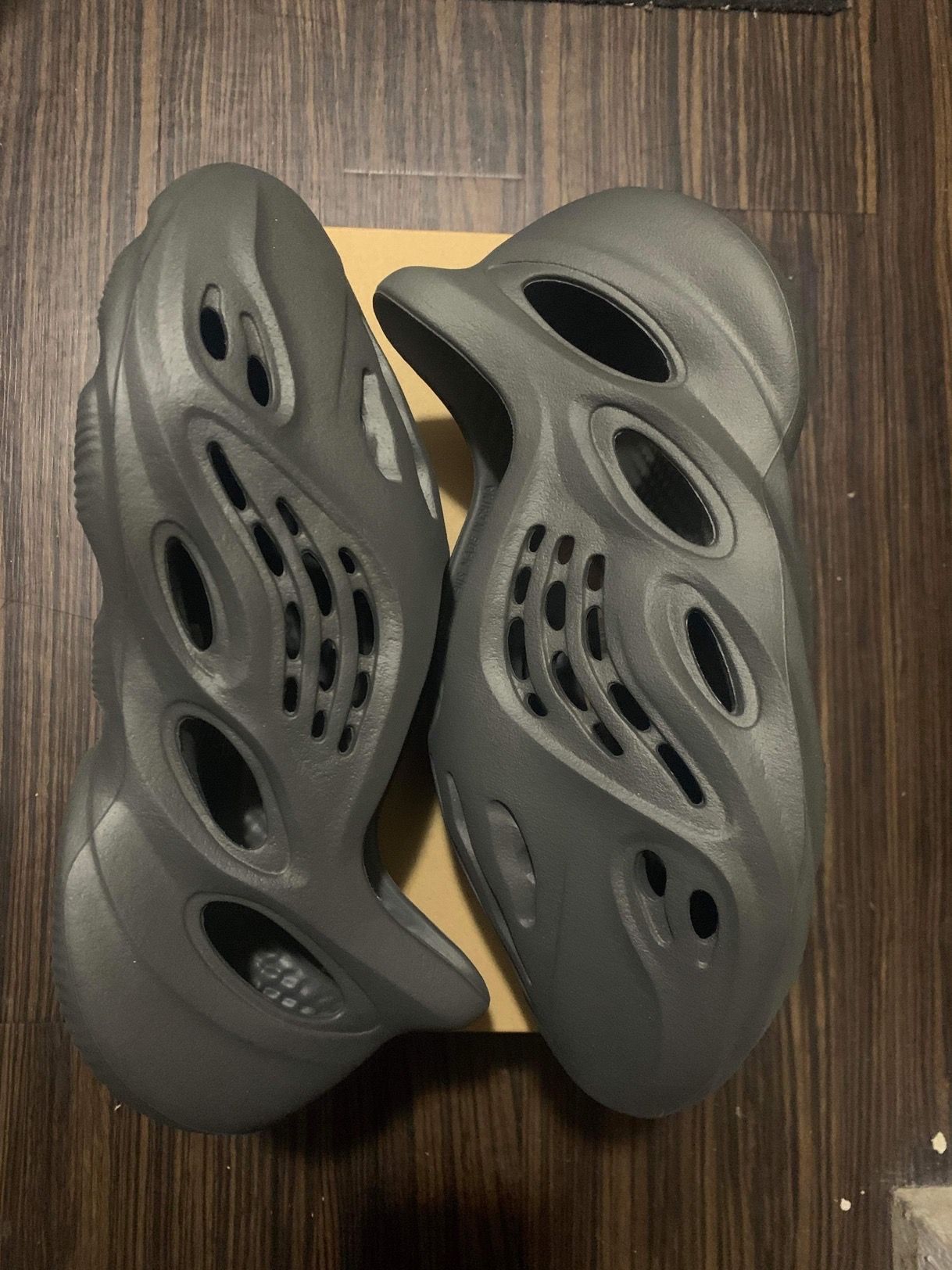 adidas YEEZY Foam Runner "Carbon"