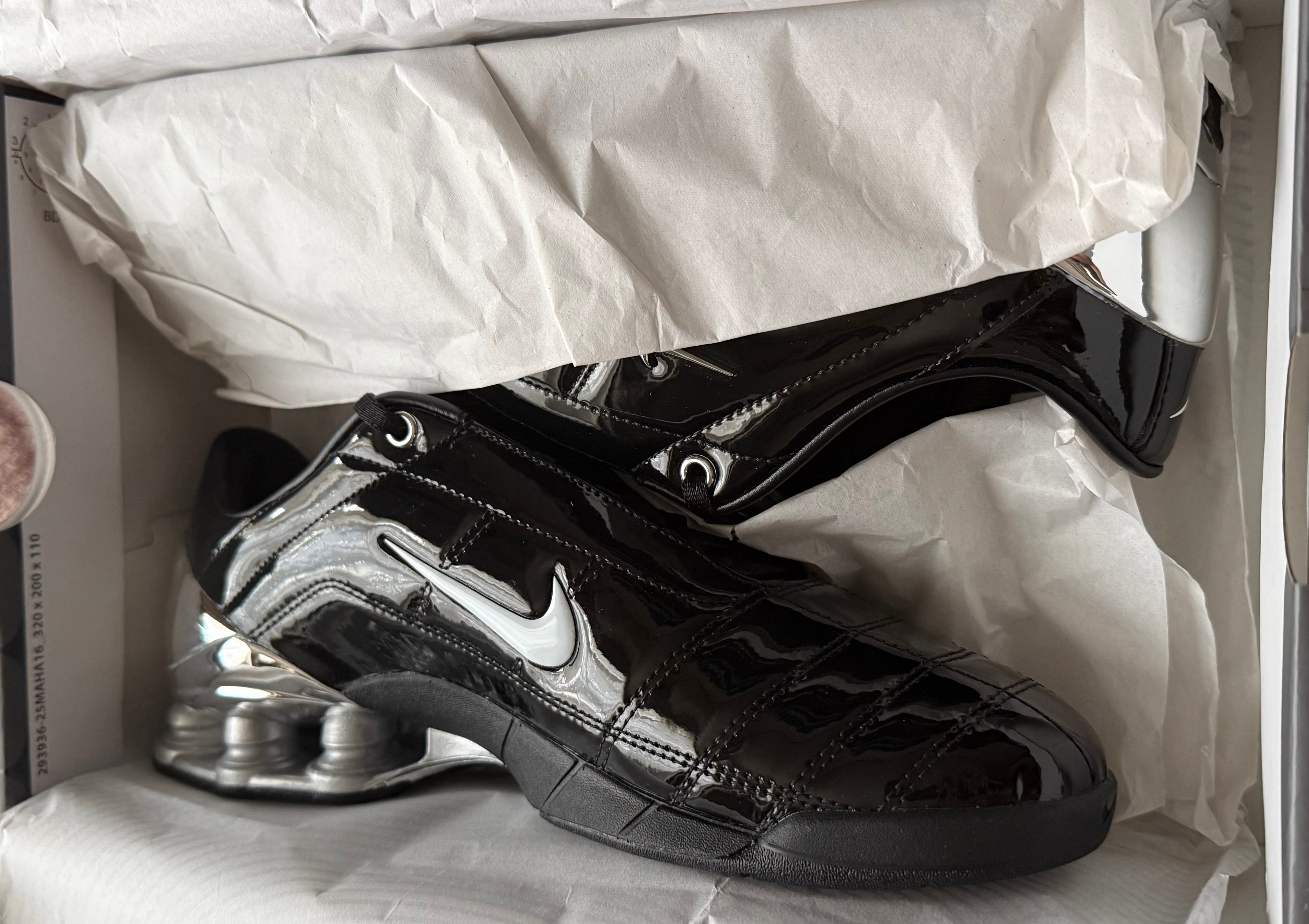 マハアムステルダム × ナイキ ウィメンズ トータル90 ショックス マジア "ブラック/メタリックシルバー"