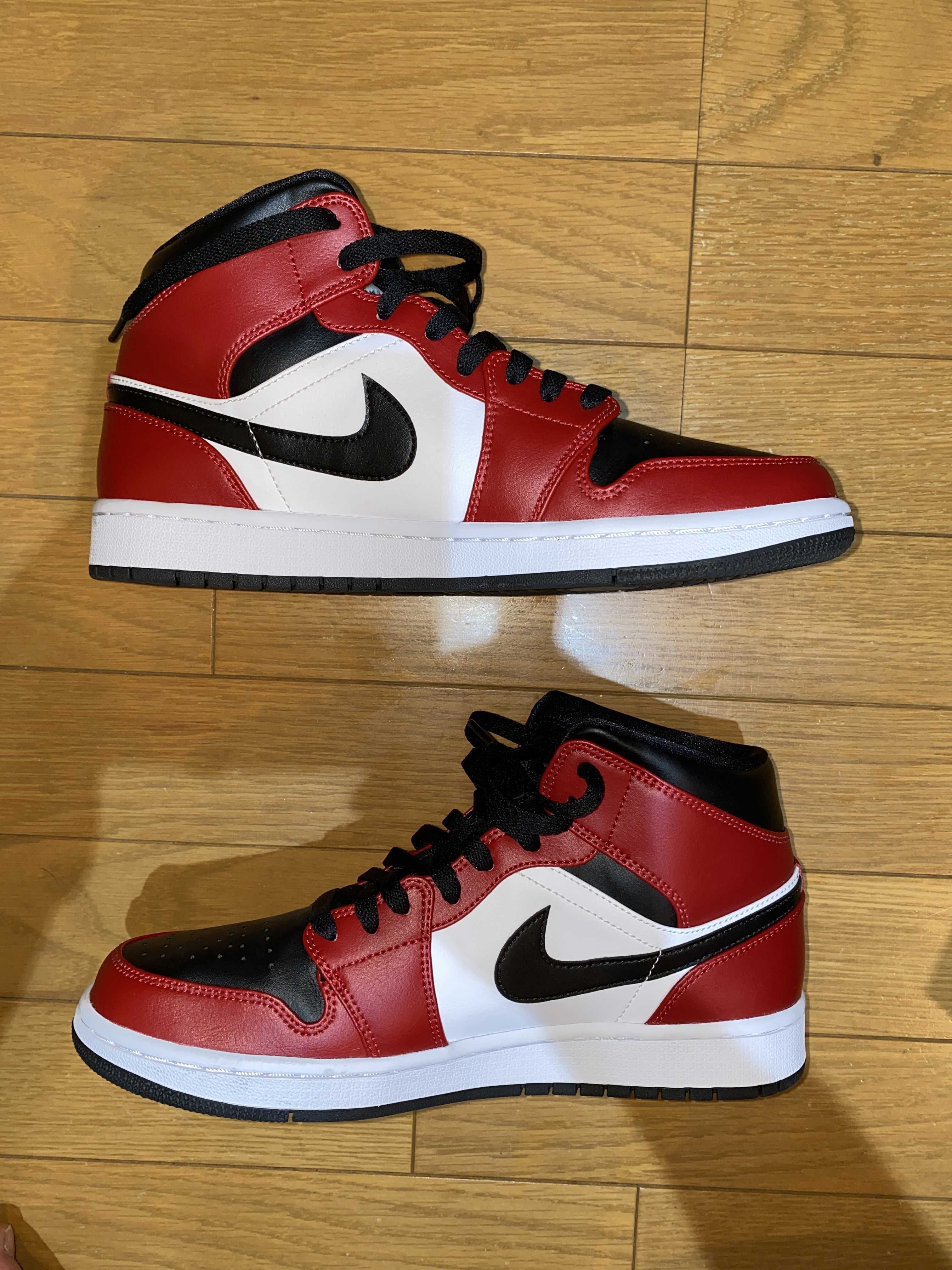 Nike Air Jordan 1 Mid "Chicago Black Toe"
