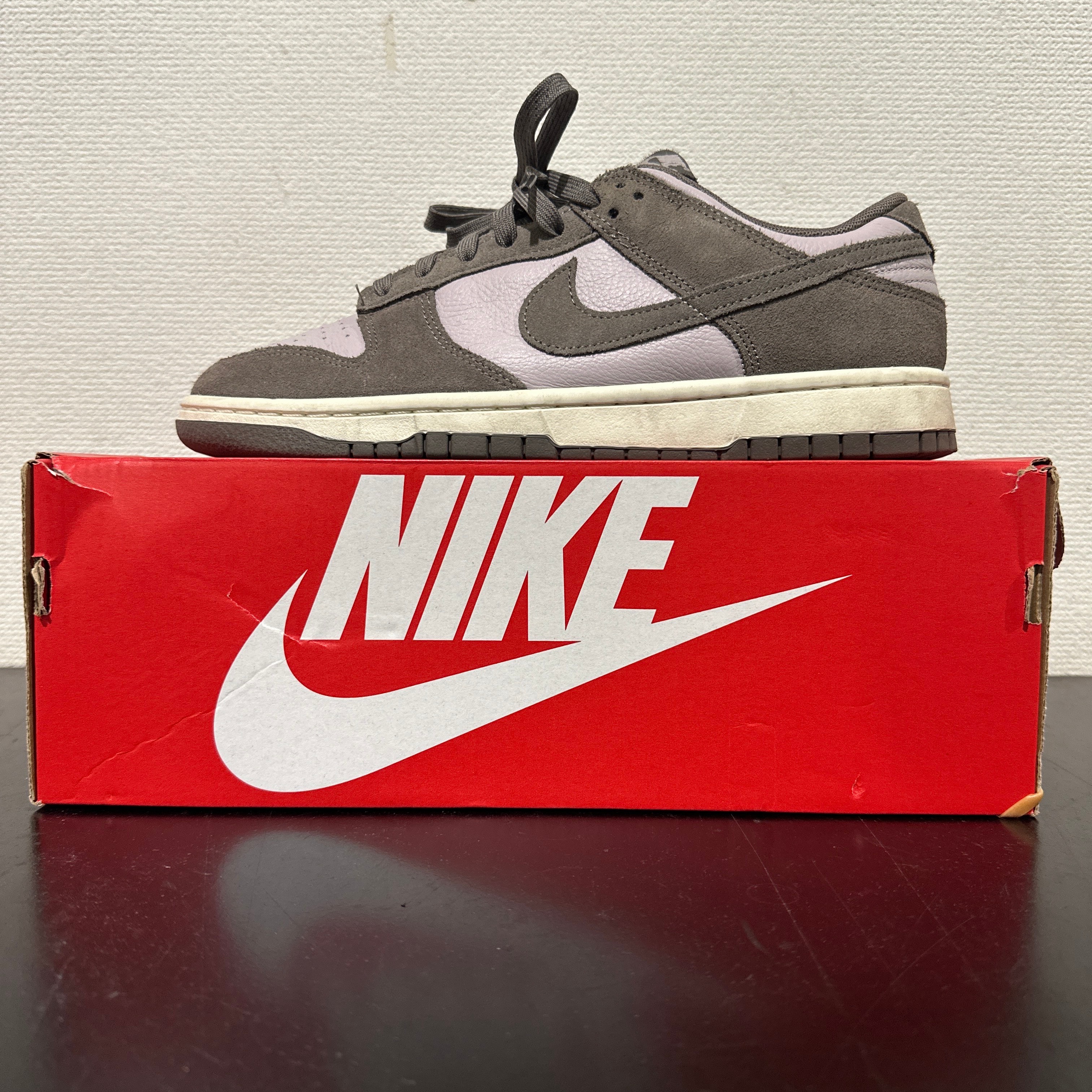 ナイキ ダンク ロー SE "プラチナムバイオレット/ケイブストーン"