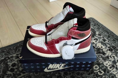 Trophy Room × Nike Air Jordan 1 Retro High "Chicago" (Friends and Family) (Blue Laces)