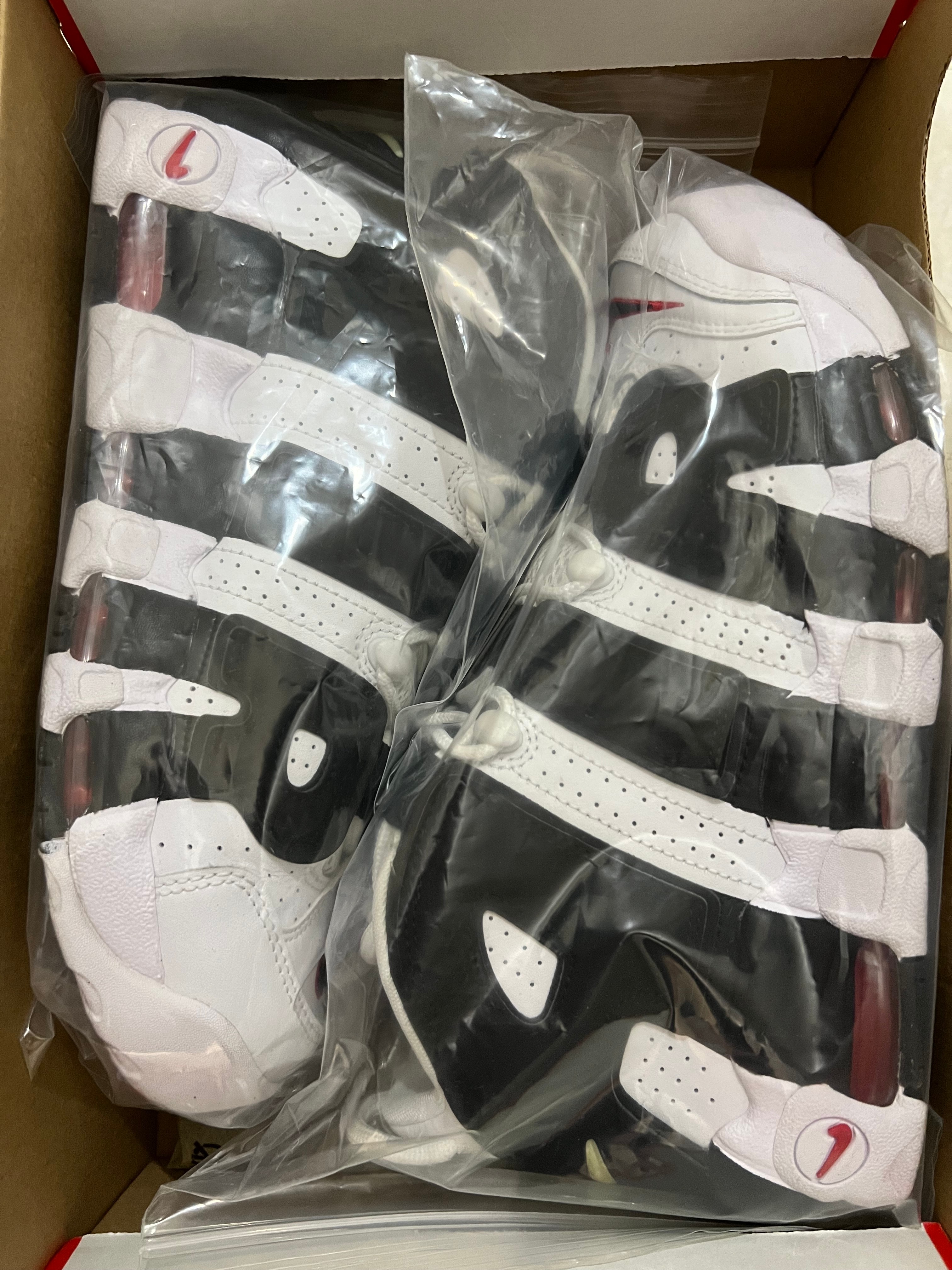 ナイキ エア モア アップテンポ "ホワイト/ブラック/ユニバーシティレッド"(2020)