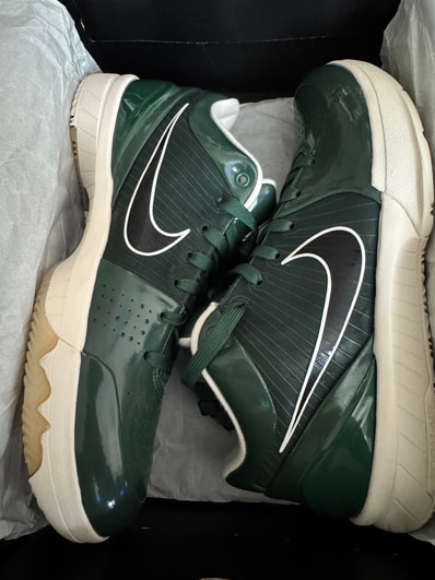 UNDEFEATED × Nike Kobe 4 Protro "Milwaukee Bucks"