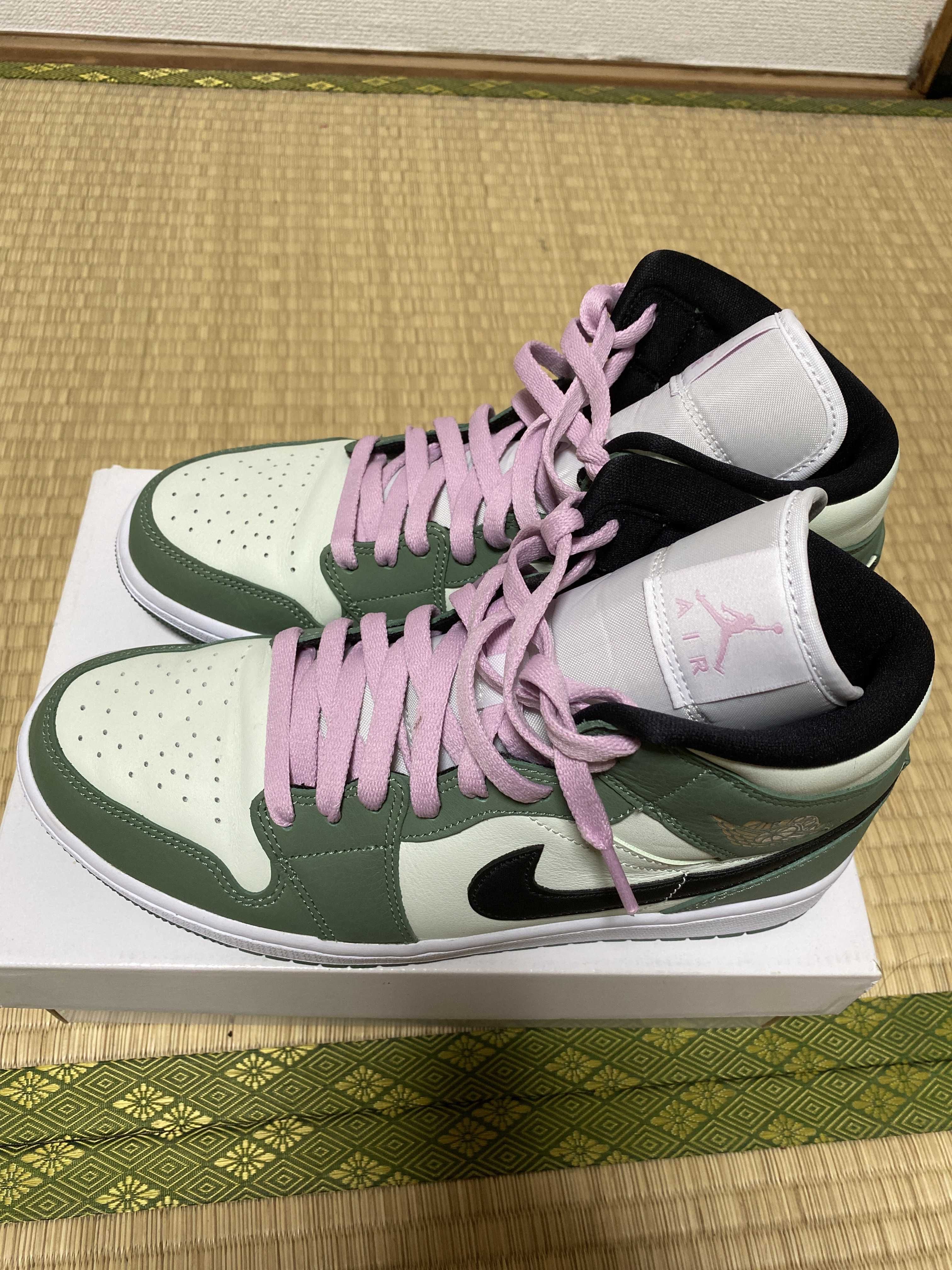NIKE Women's AIR JORDAN 1 MID SE "DUTCH GREEN"
