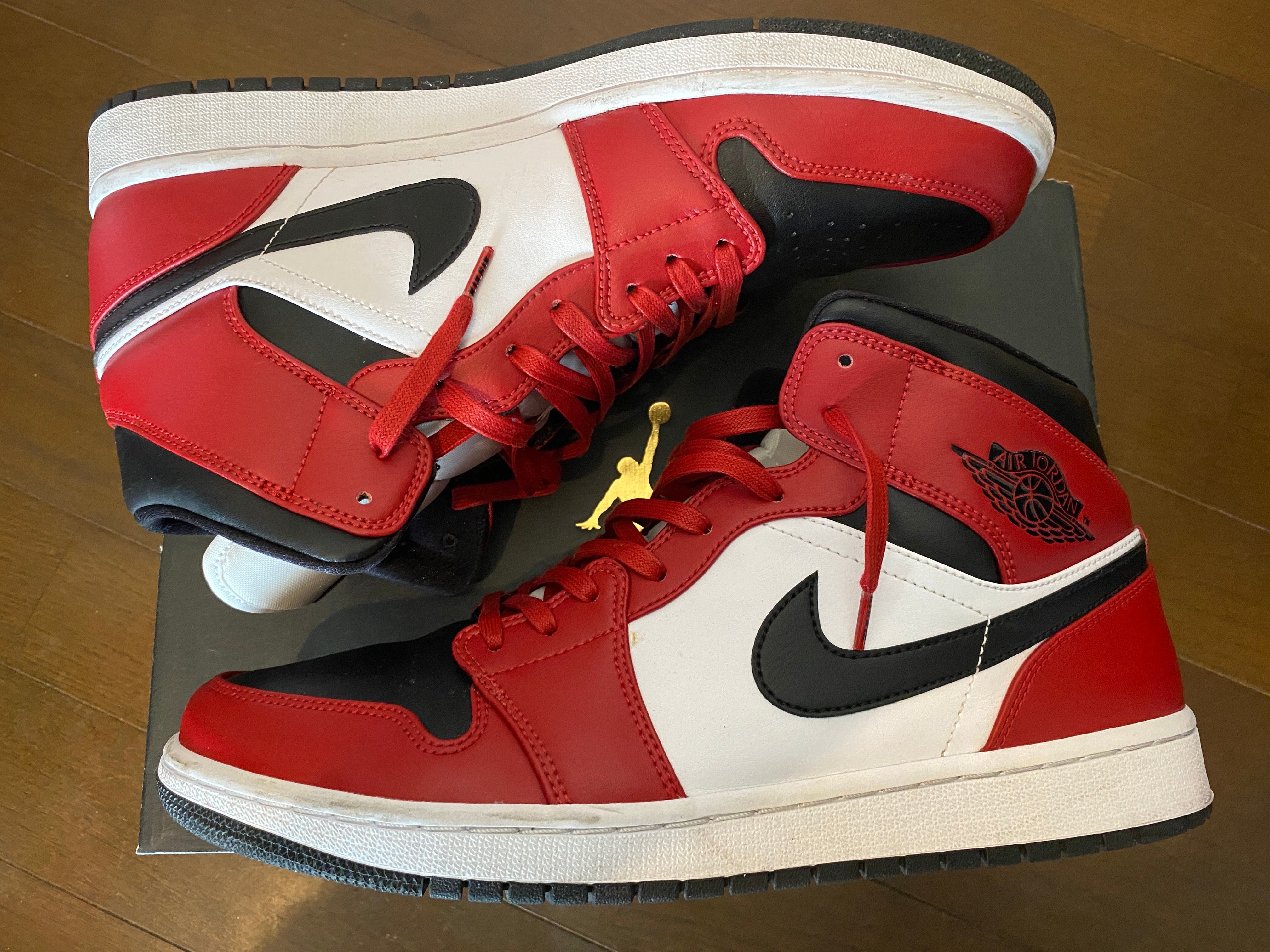 Nike Air Jordan 1 Mid "Chicago Black Toe"