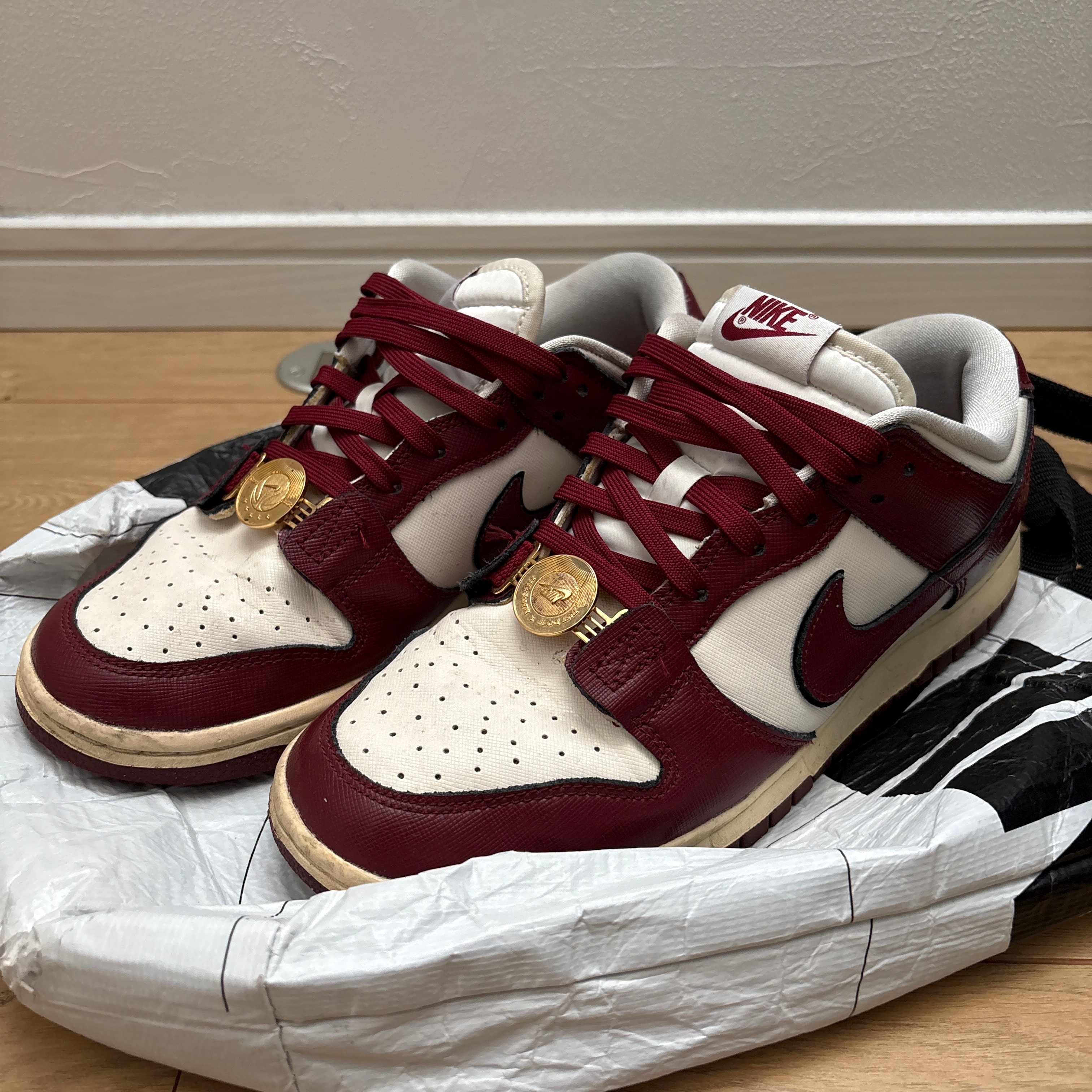 ナイキ ウィメンズ ダンク ロー SE ジャスト ドゥ イット "チームレッド"